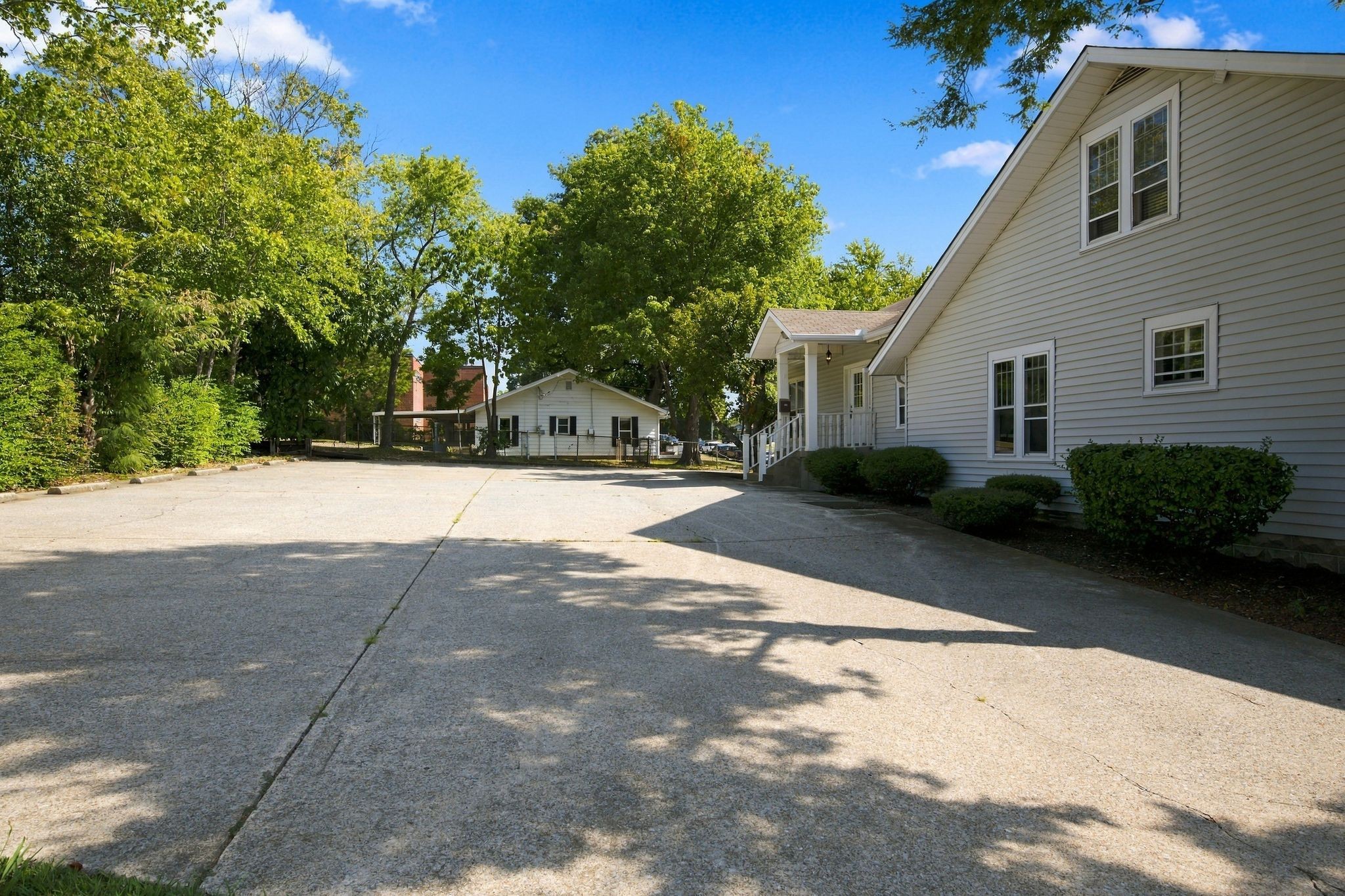 507 E College St Property Photo 6