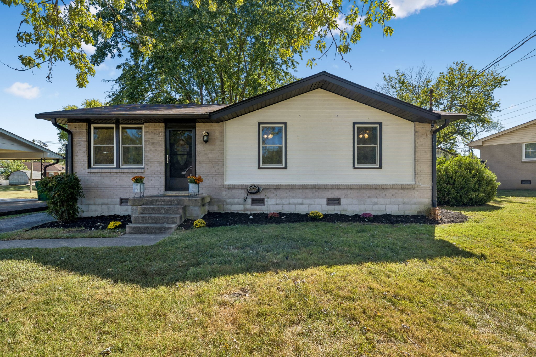 402 Lealand Ln Property Photo 1