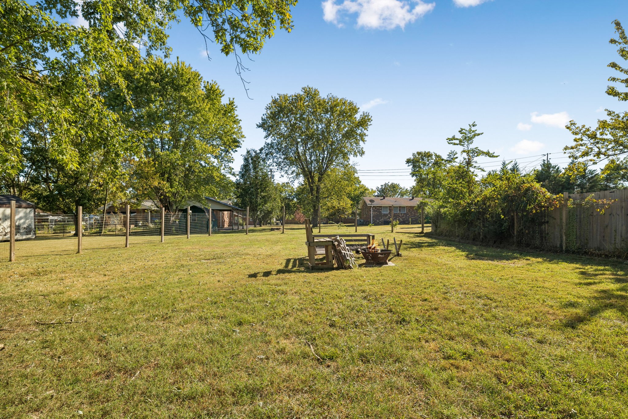 402 Lealand Ln Property Photo 23