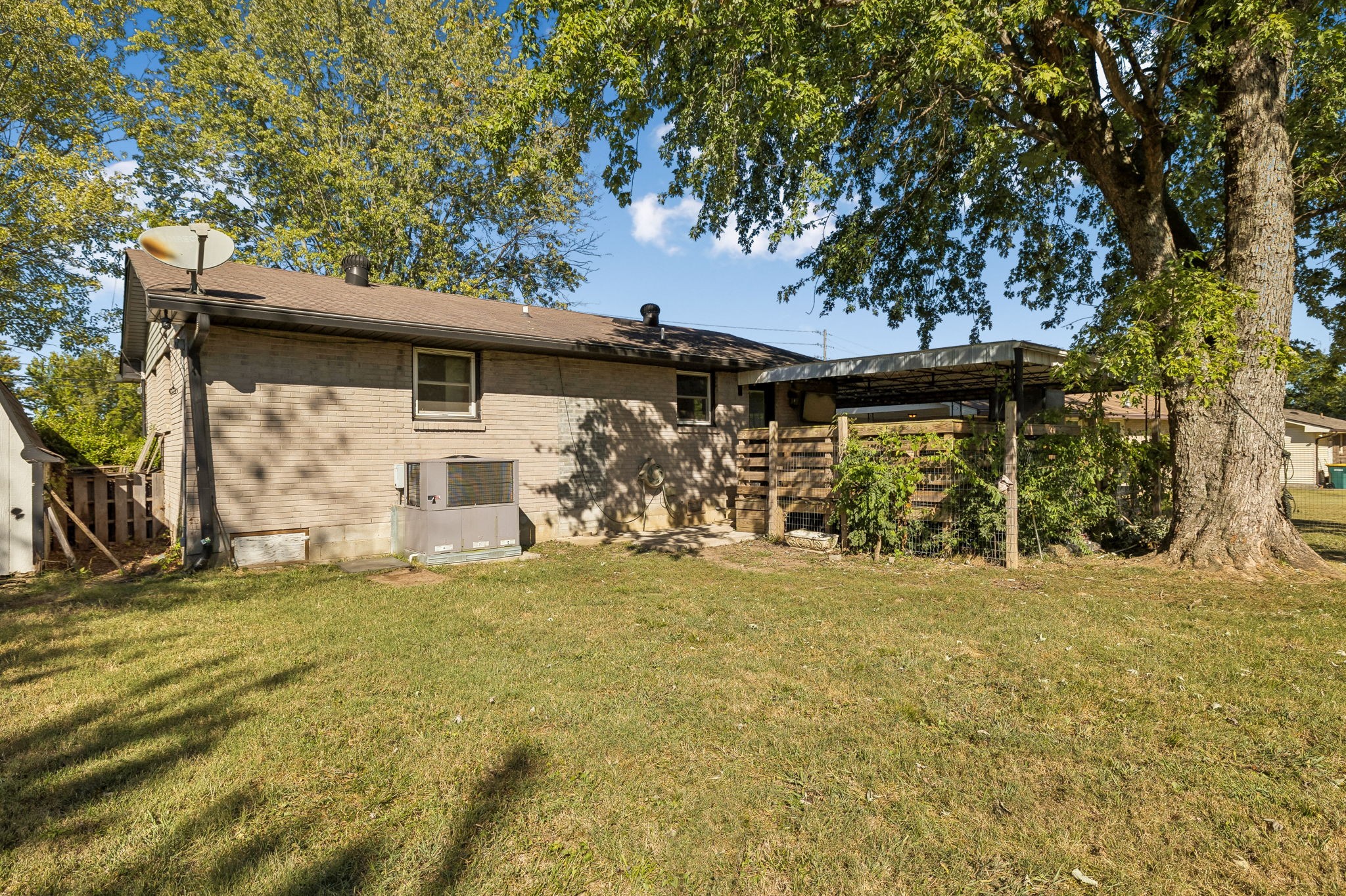 402 Lealand Ln Property Photo 24