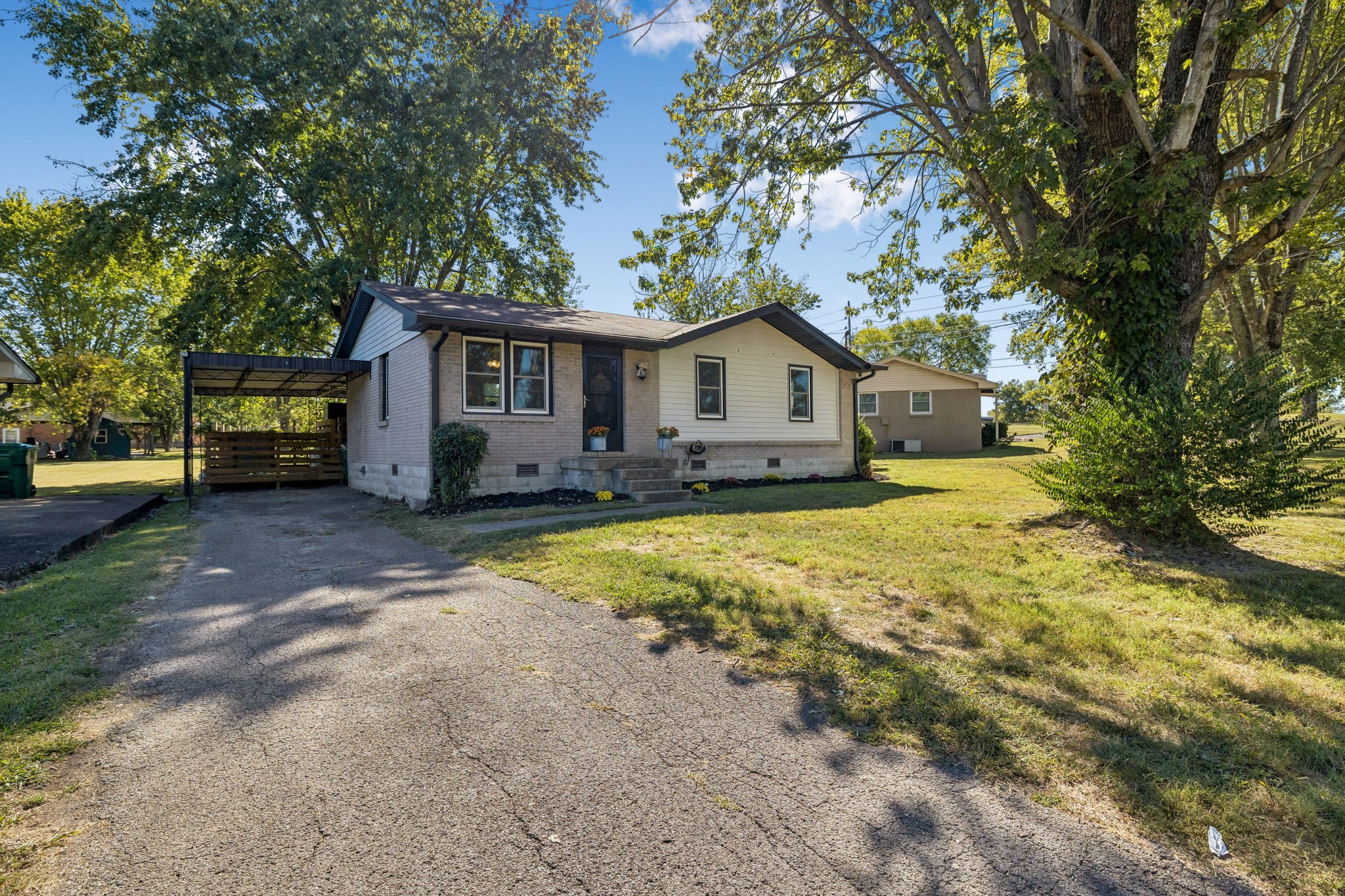 402 Lealand Ln Property Photo 32