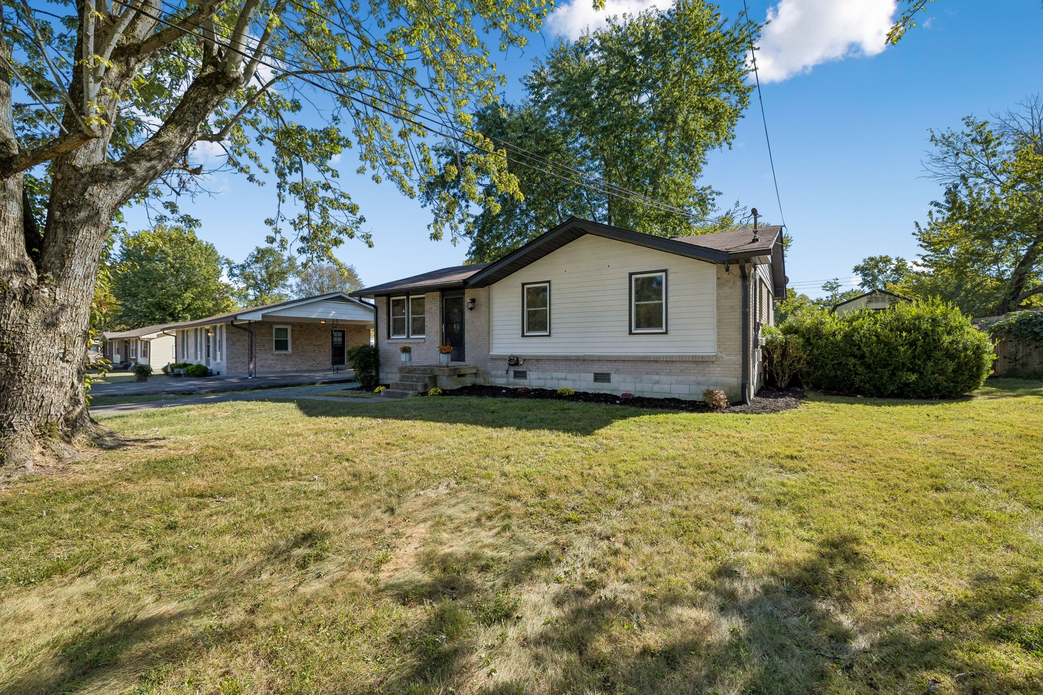 402 Lealand Ln Property Photo 33