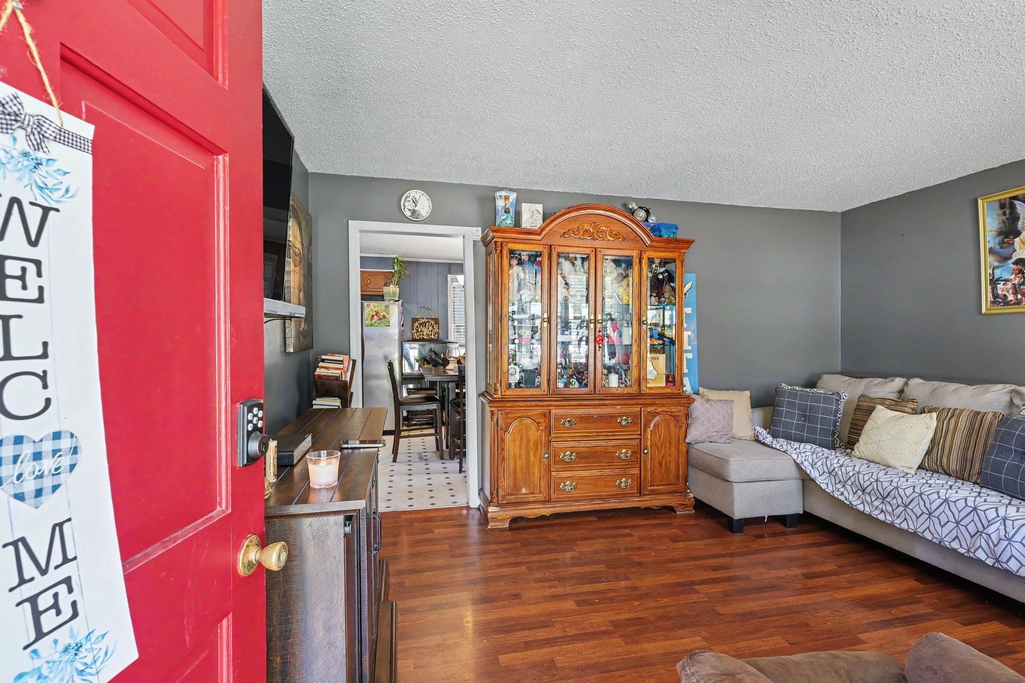 806 Hughes St Property Photo 3