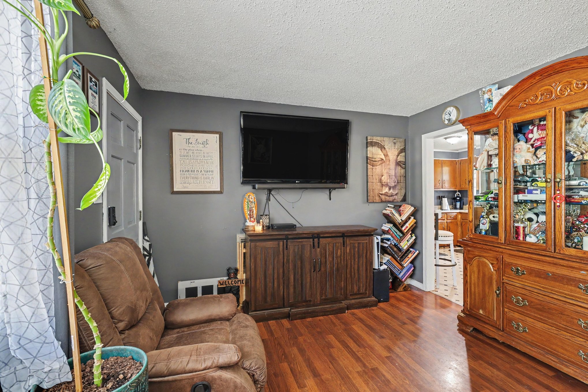 806 Hughes St Property Photo 4