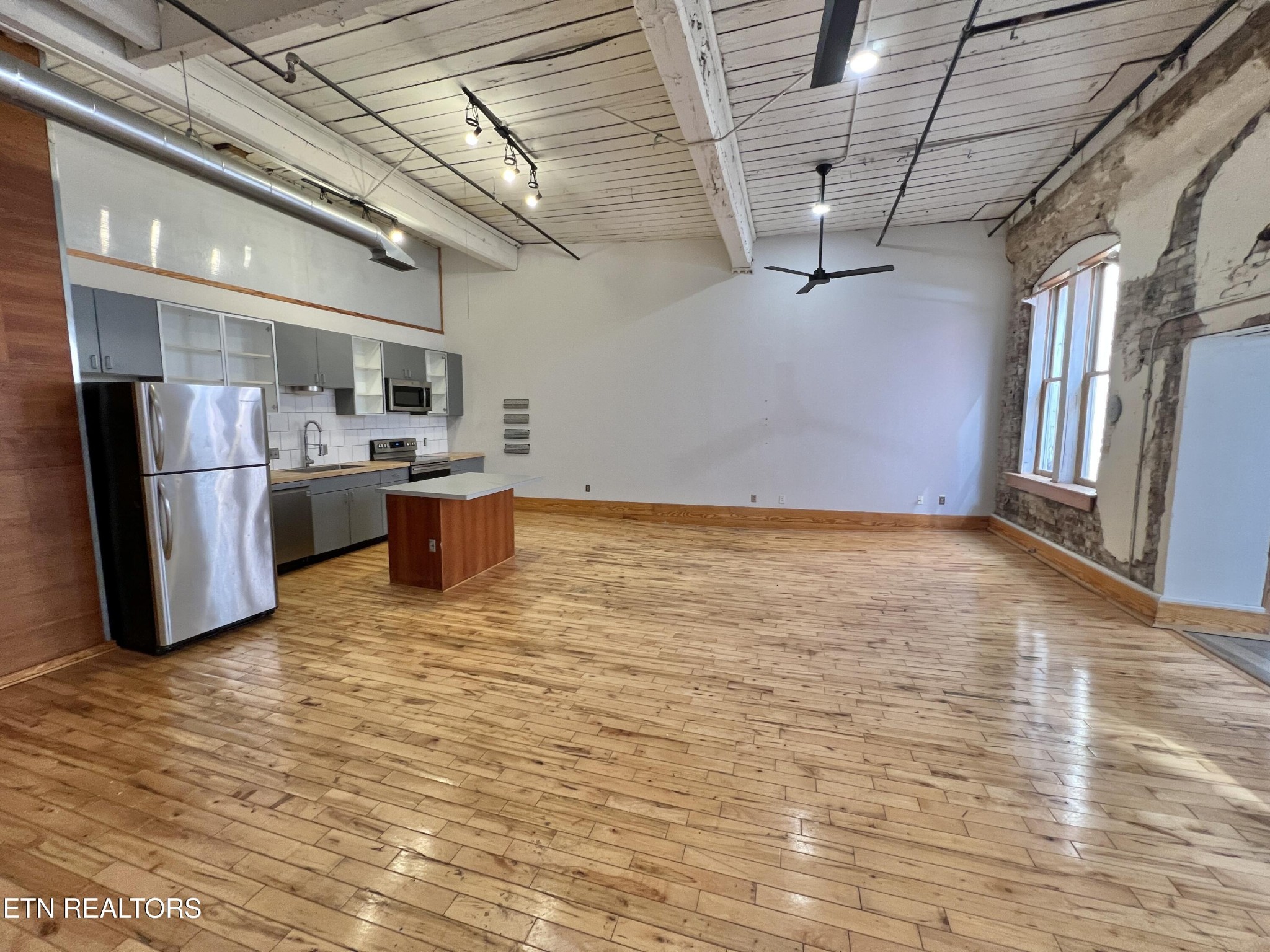 112 S Gay St Property Photo 8