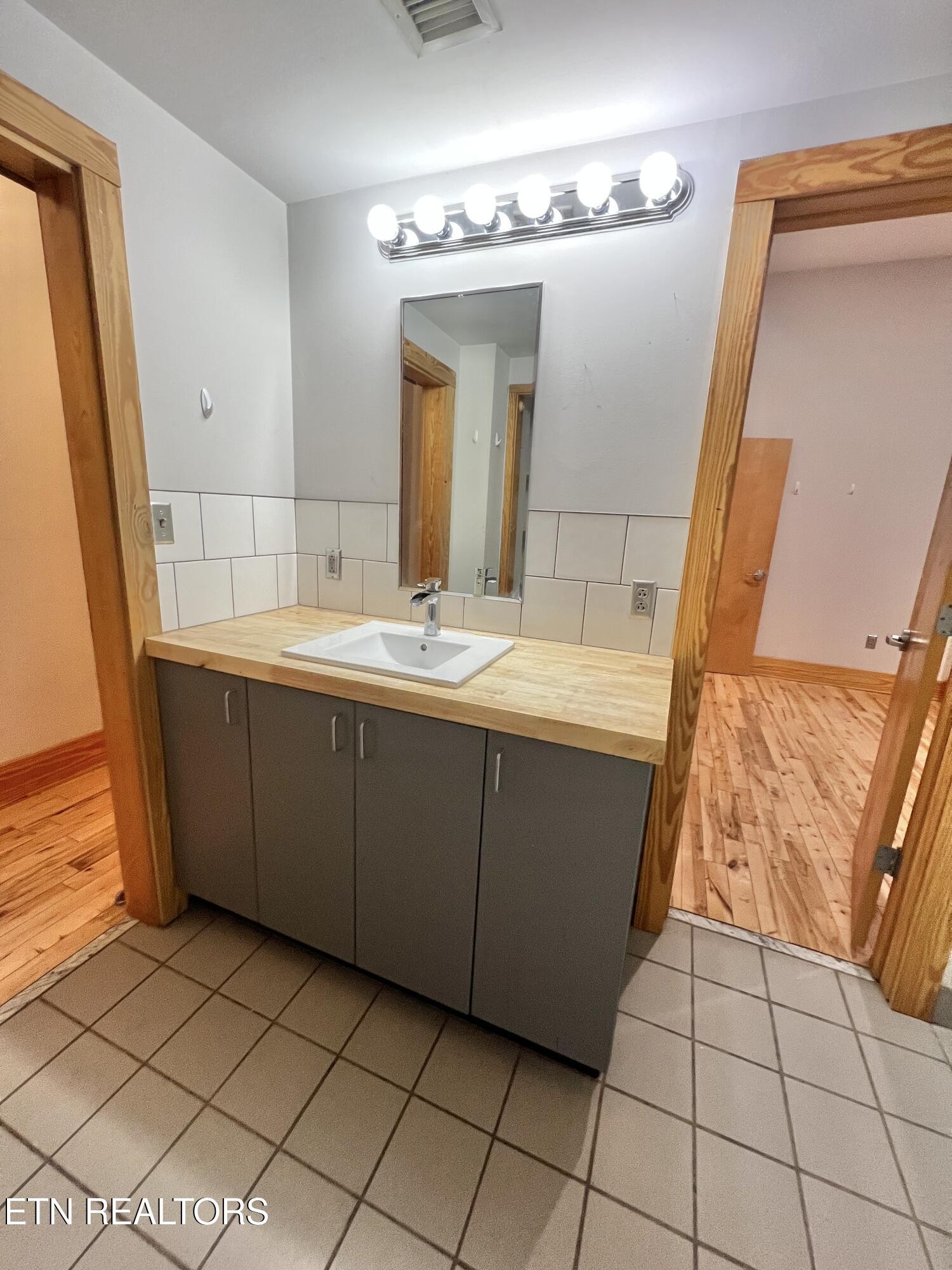 112 S Gay St Property Photo 14