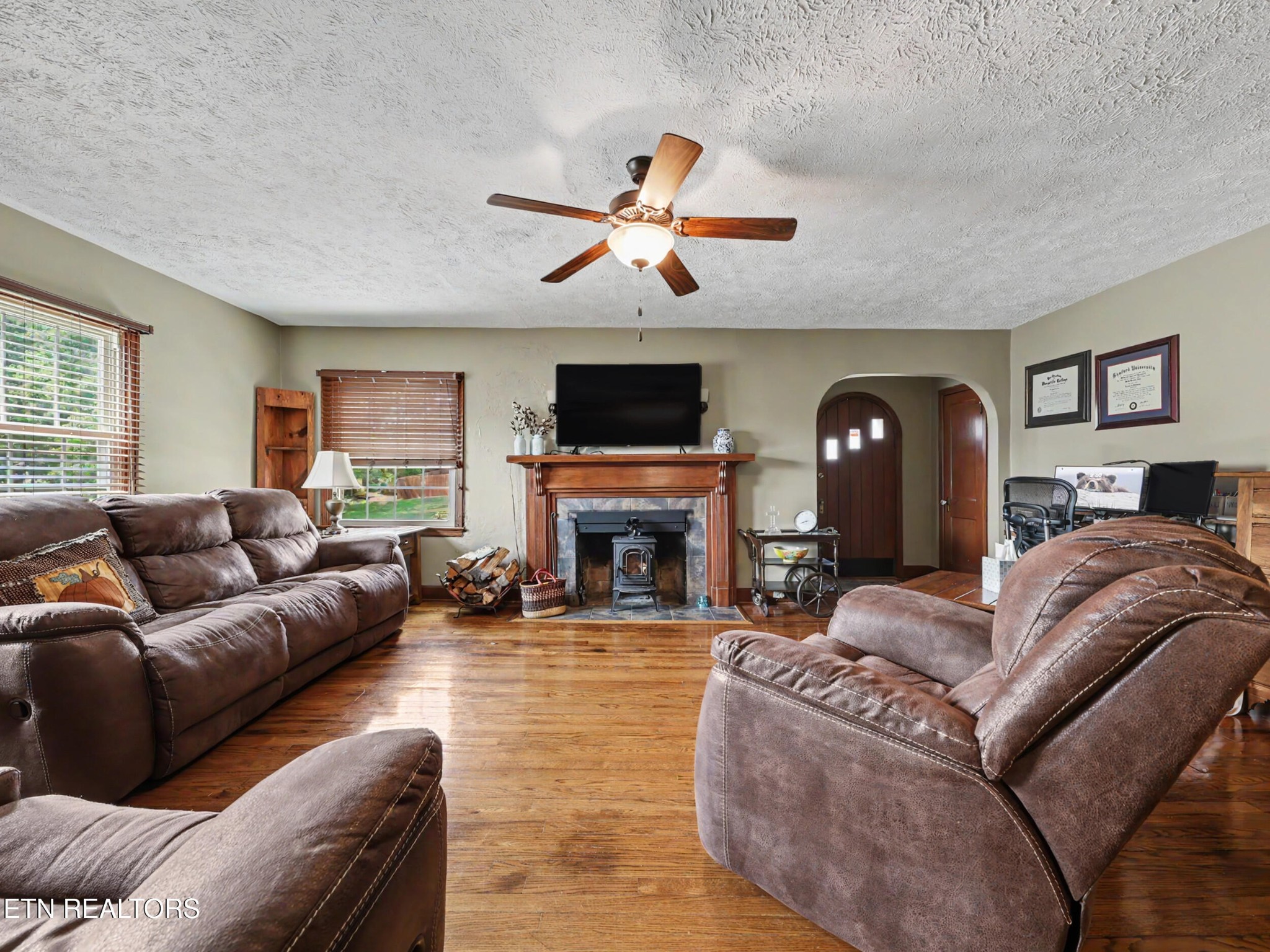 860 Gilbert St Property Photo 6