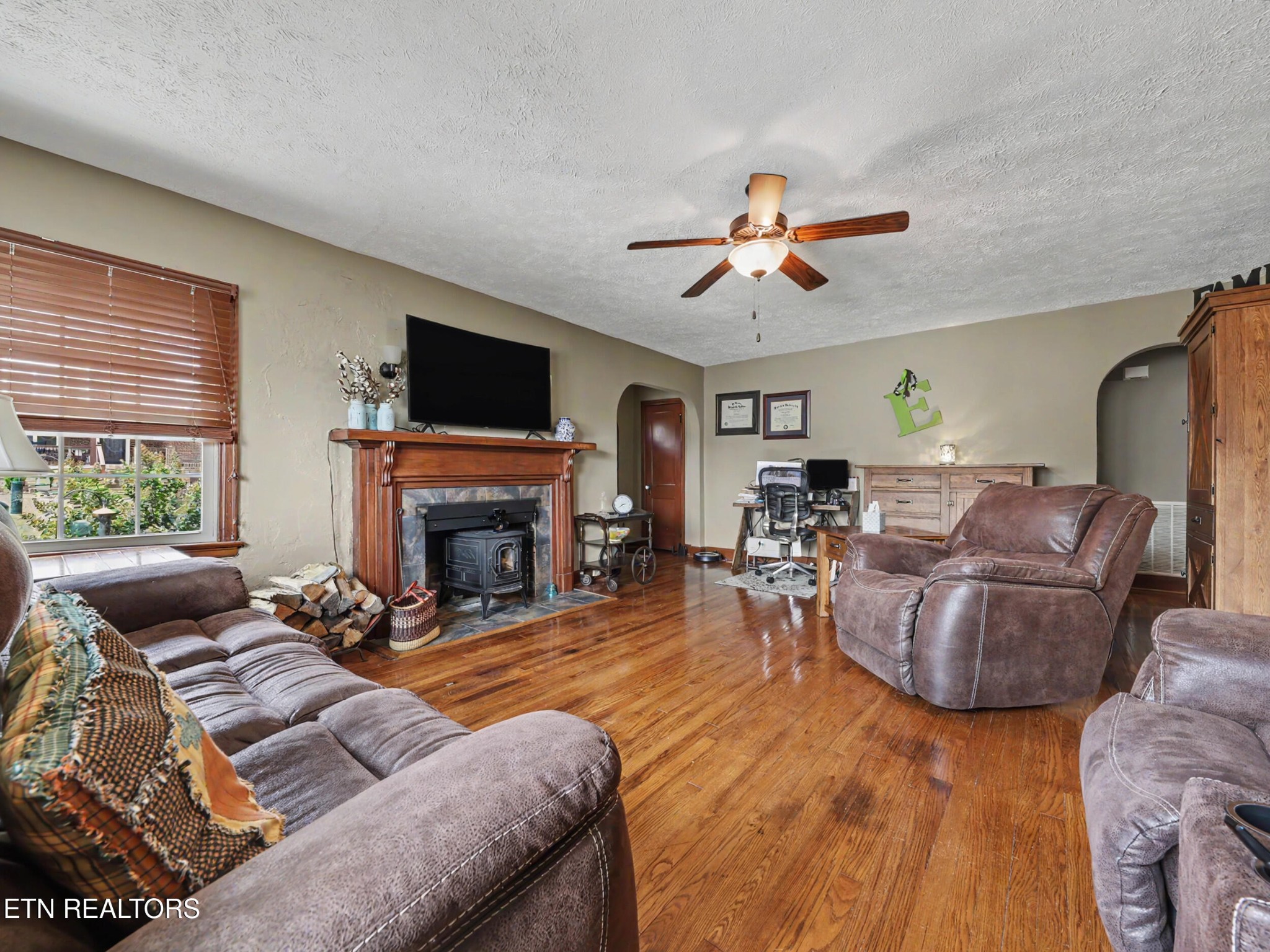 860 Gilbert St Property Photo 7