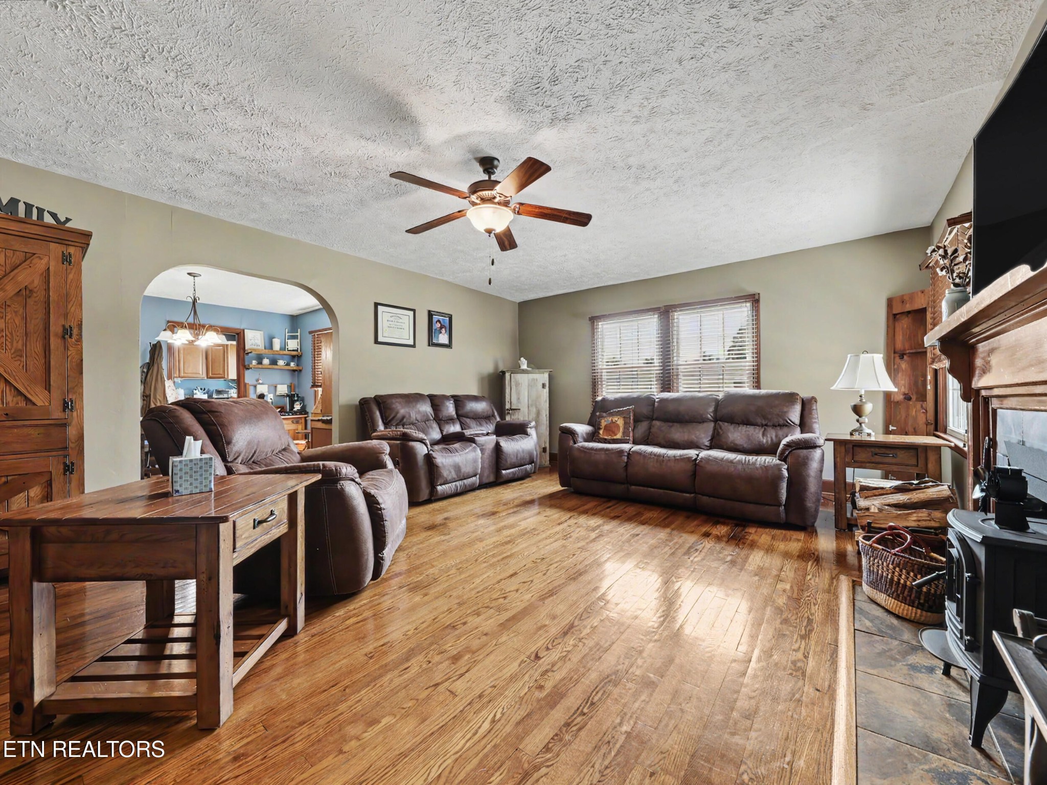 860 Gilbert St Property Photo 8