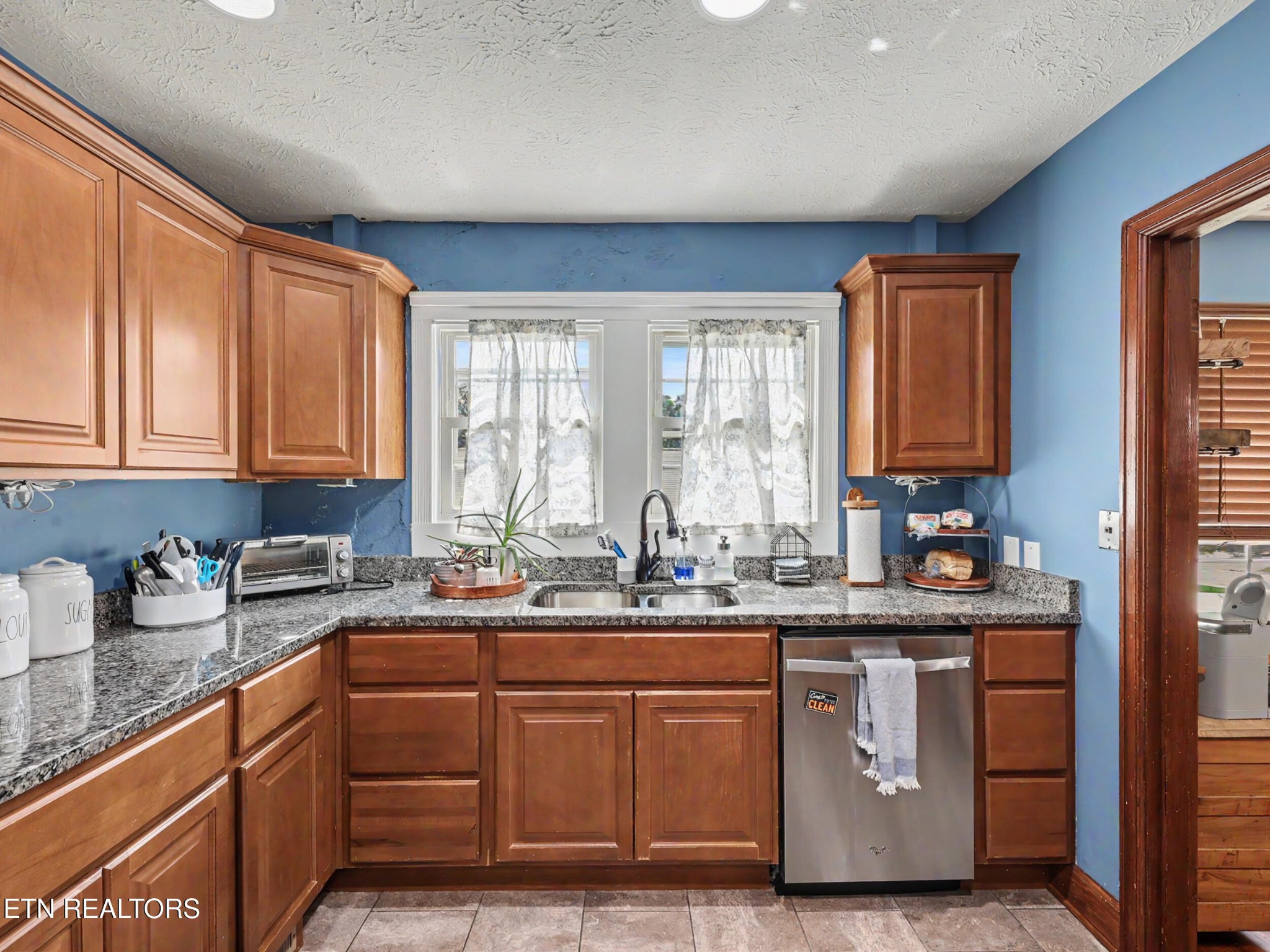 860 Gilbert St Property Photo 12