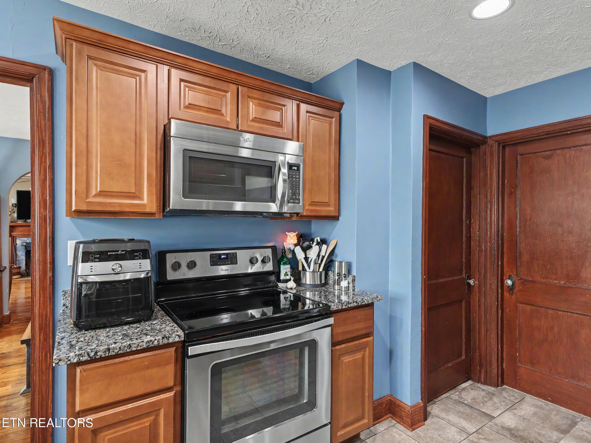 860 Gilbert St Property Photo 14