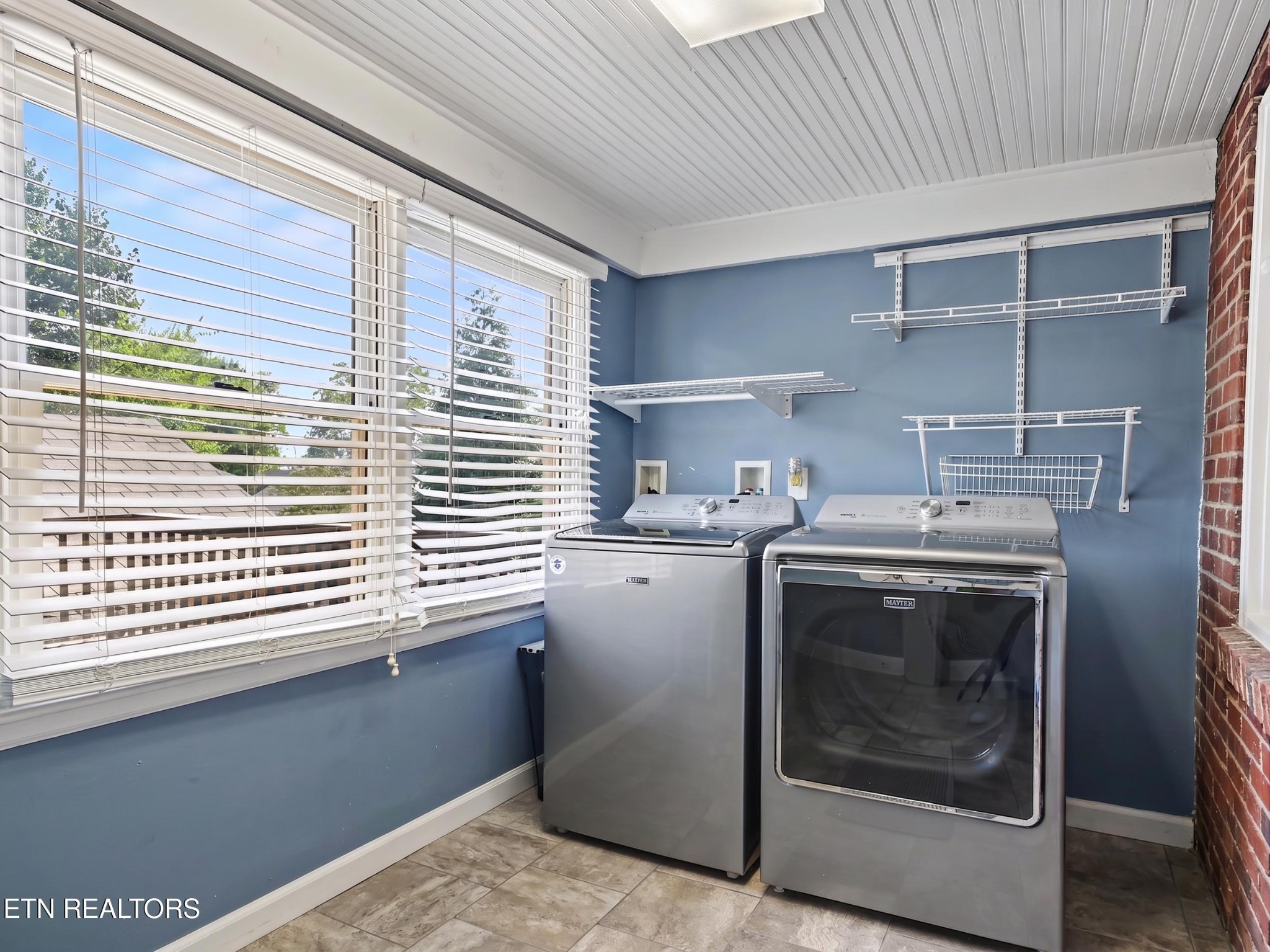 860 Gilbert St Property Photo 16