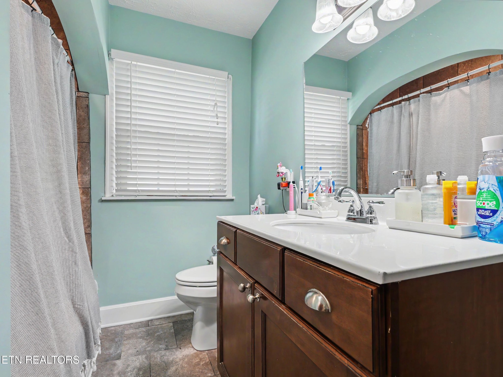 860 Gilbert St Property Photo 21