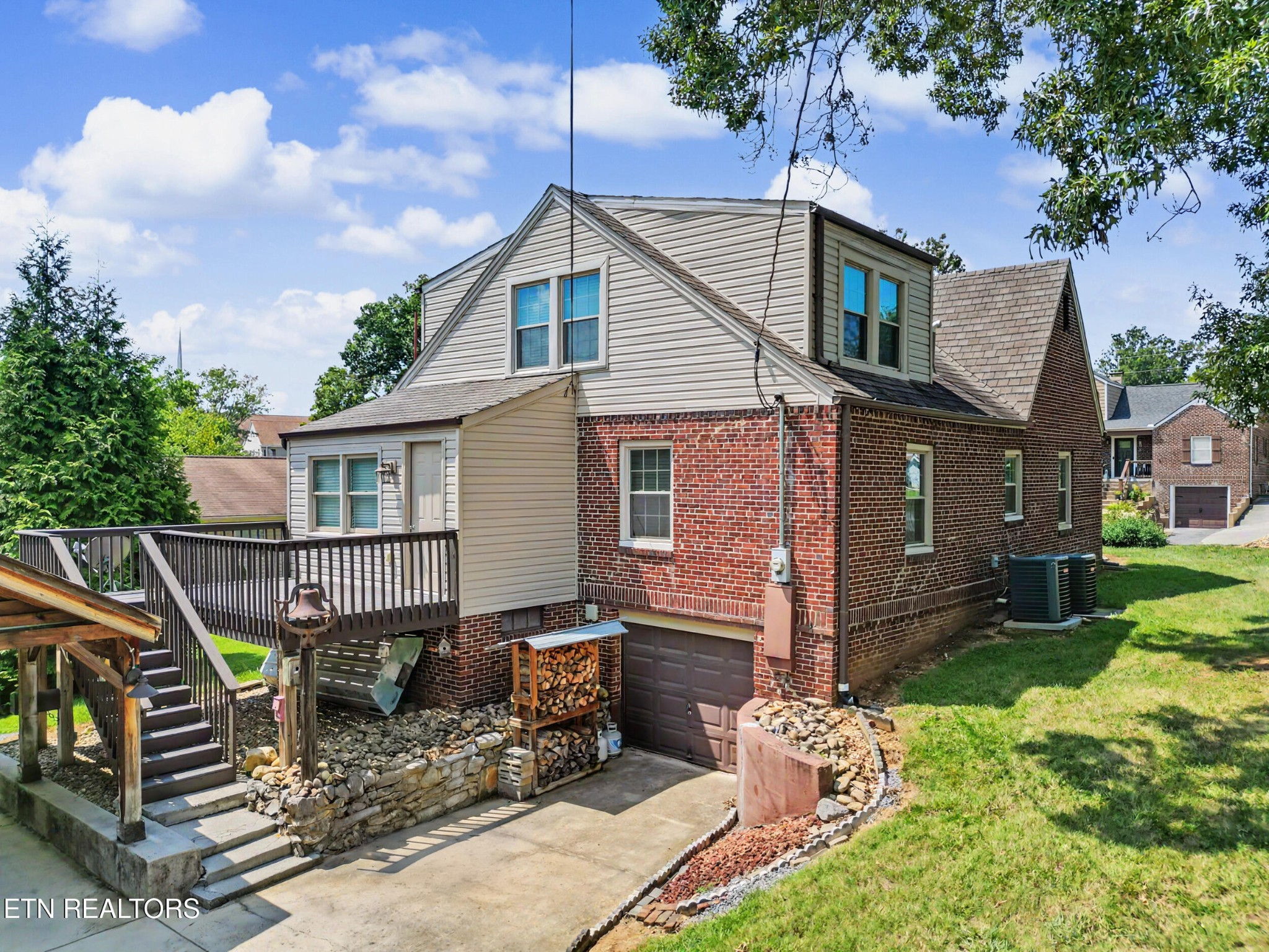860 Gilbert St Property Photo 31