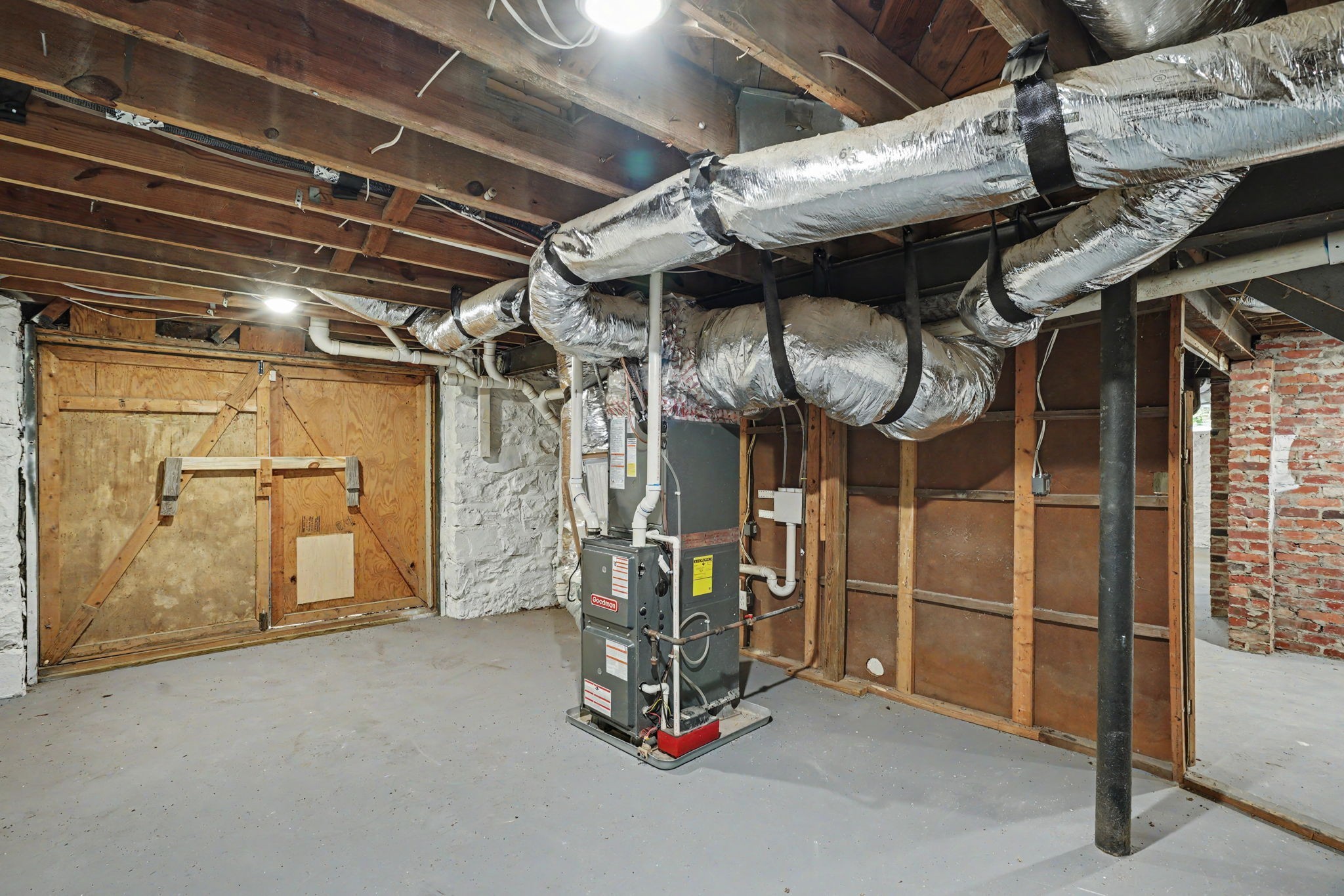 402 Lynnwood Blvd Property Photo 43