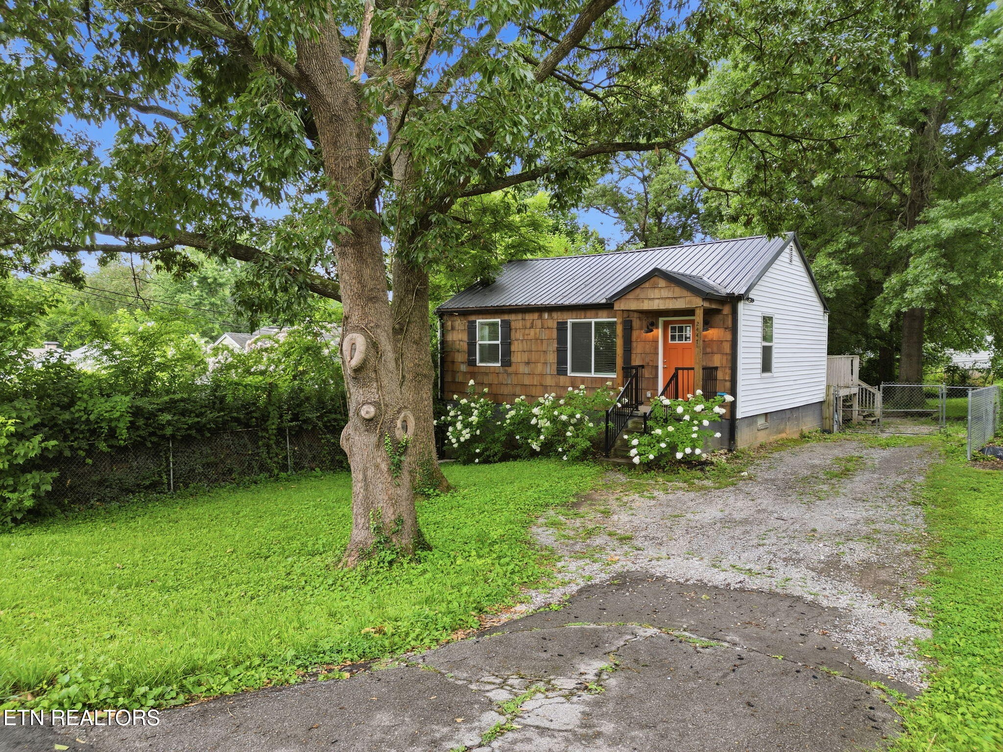 2447 Amber St Property Photo 4