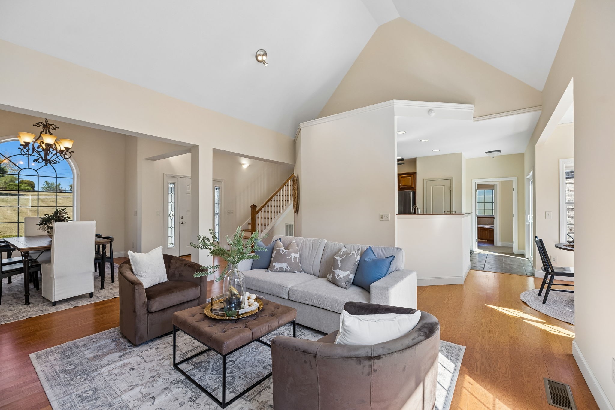 2216 Twin Peaks Ct Property Photo 4