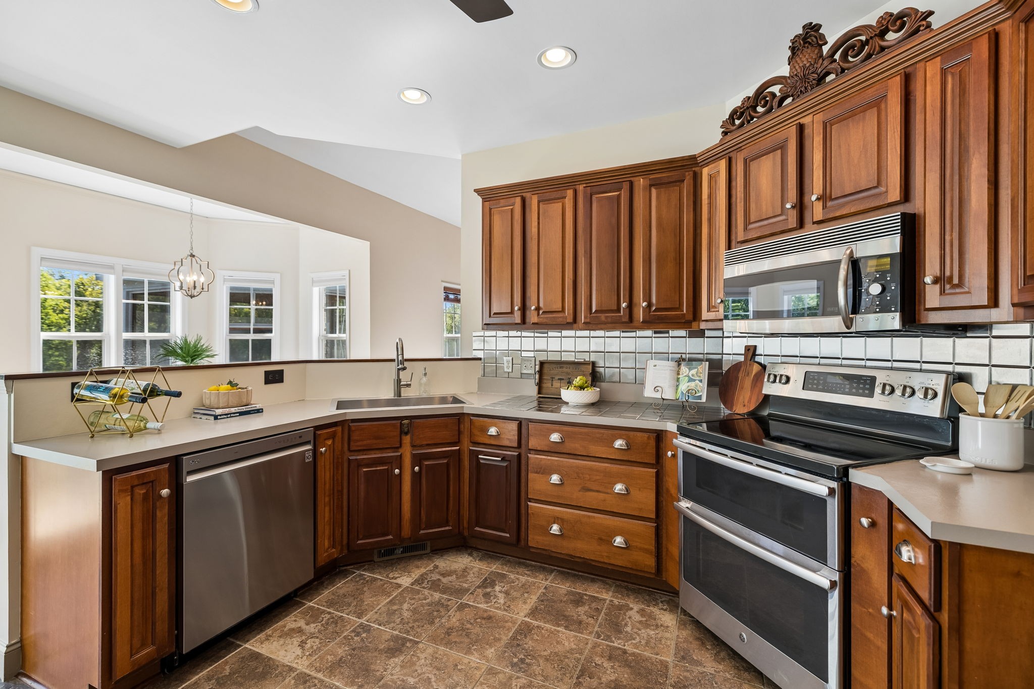 2216 Twin Peaks Ct Property Photo 12