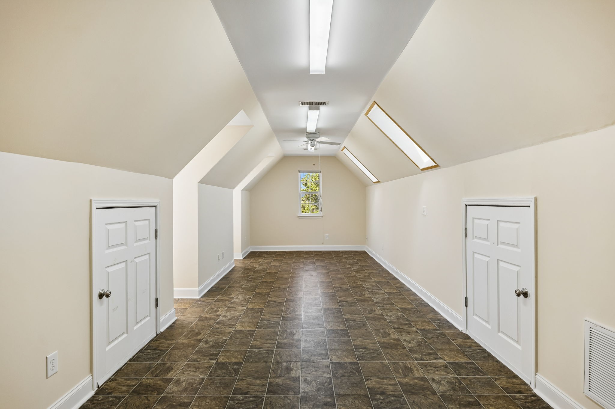 2216 Twin Peaks Ct Property Photo 29