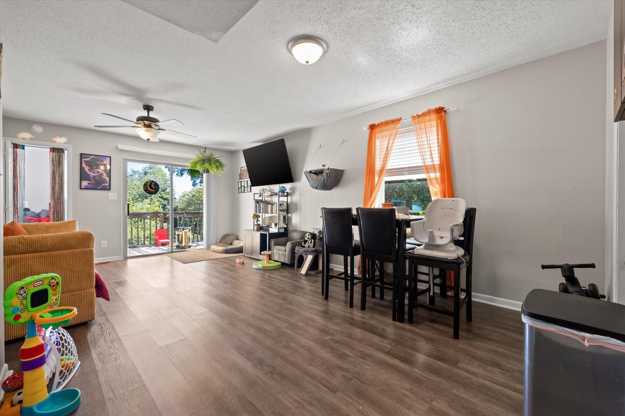 918 S Crest Road Property Photo 4