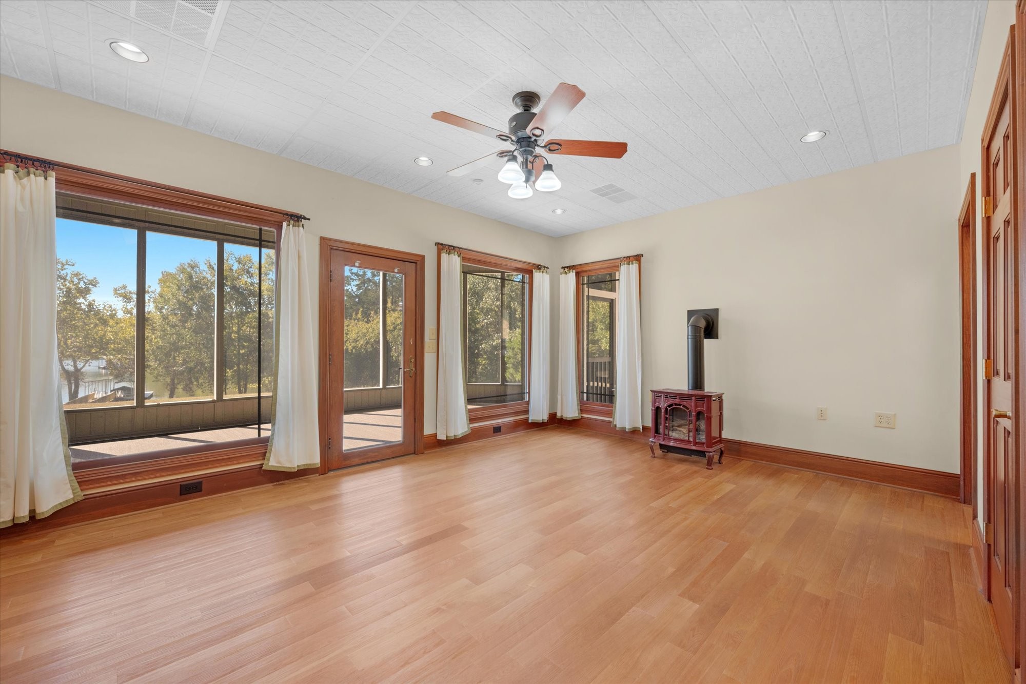 3522 Belotes Ferry Rd Property Photo 82