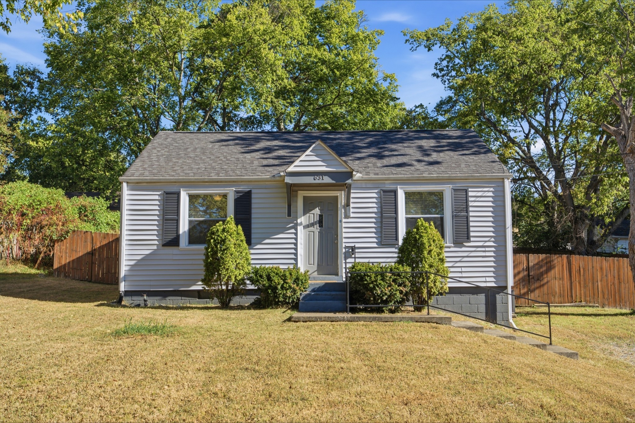 631 Blackstone Ave Property Photo 1