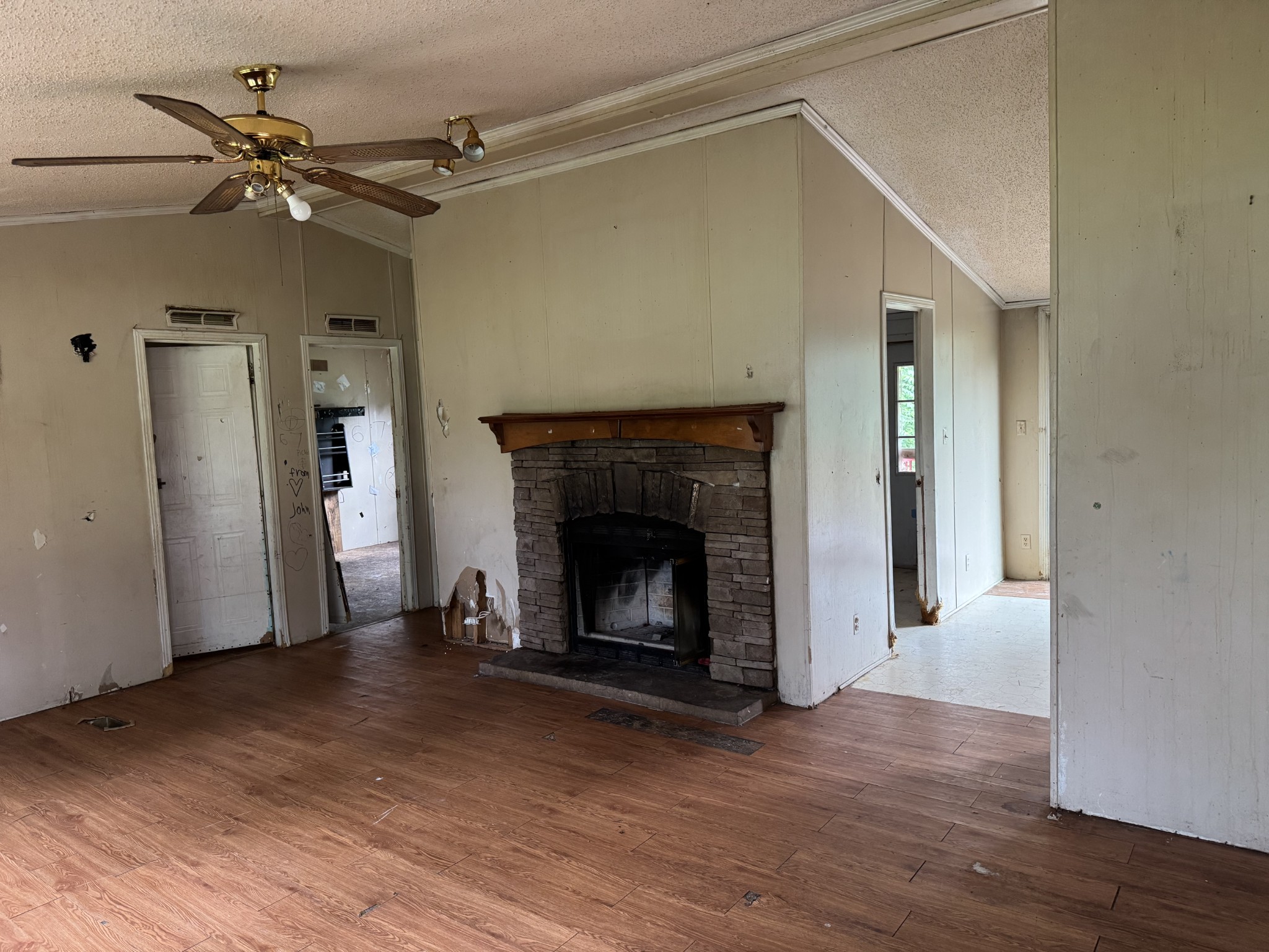 107 Elton Ct Property Photo 4