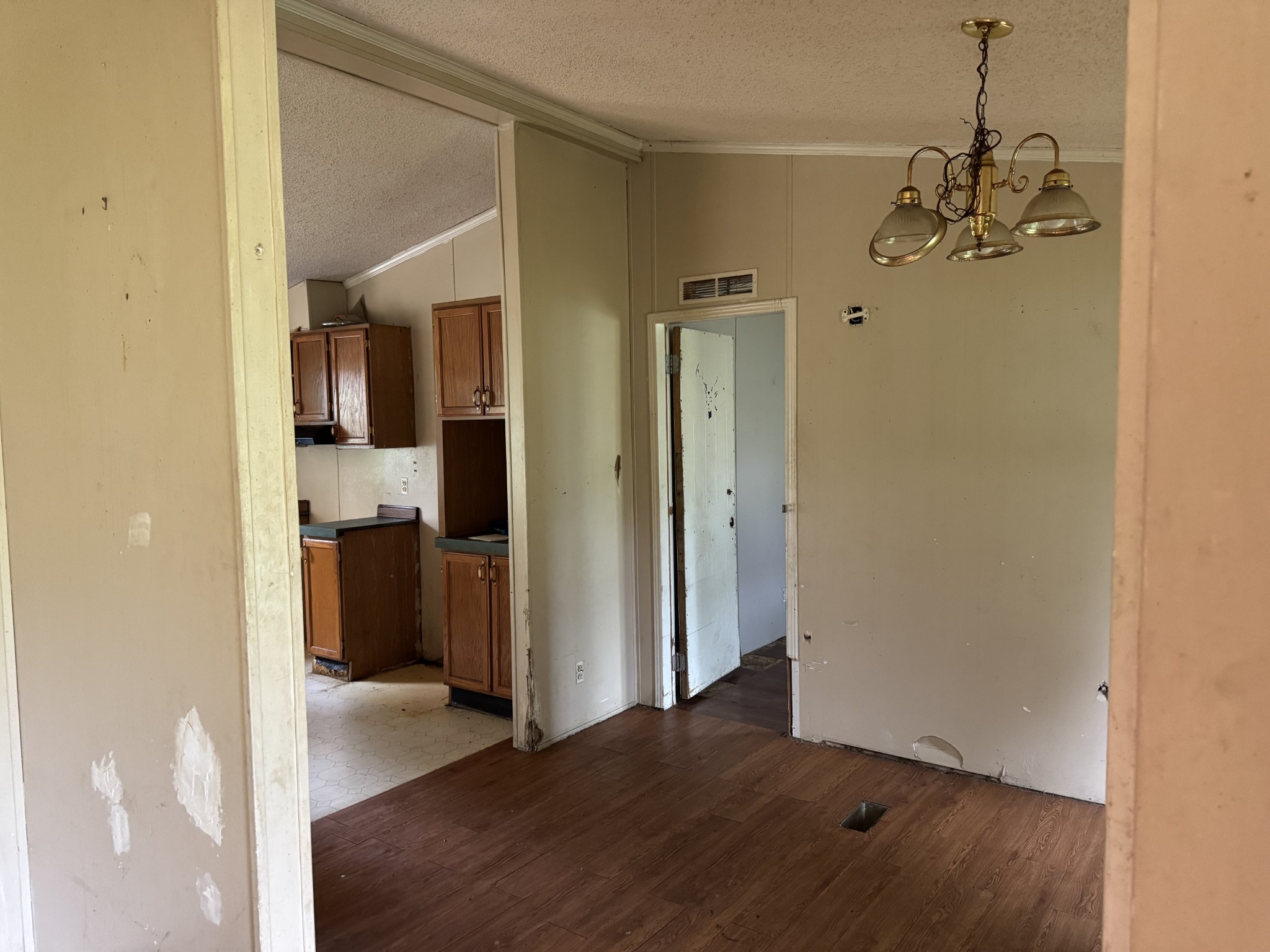 107 Elton Ct Property Photo 5