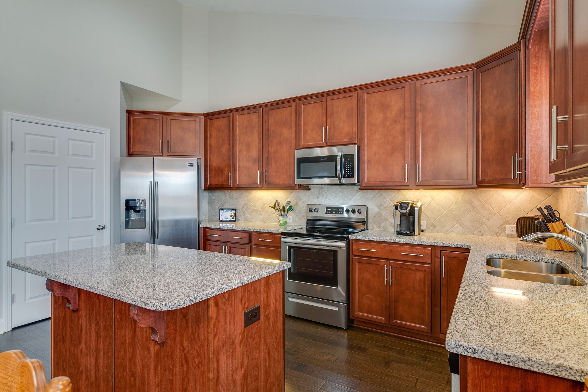 730 Canter Ln Property Photo 15