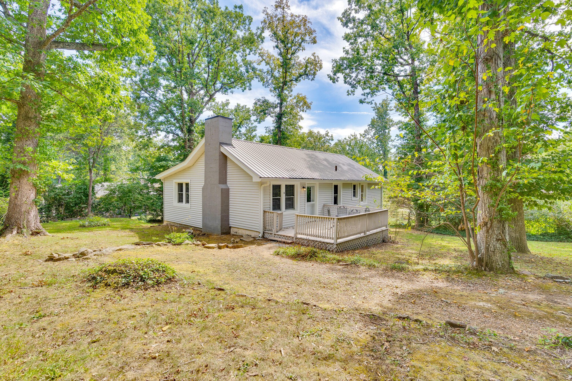 1502 Albion Drive Property Photo 1