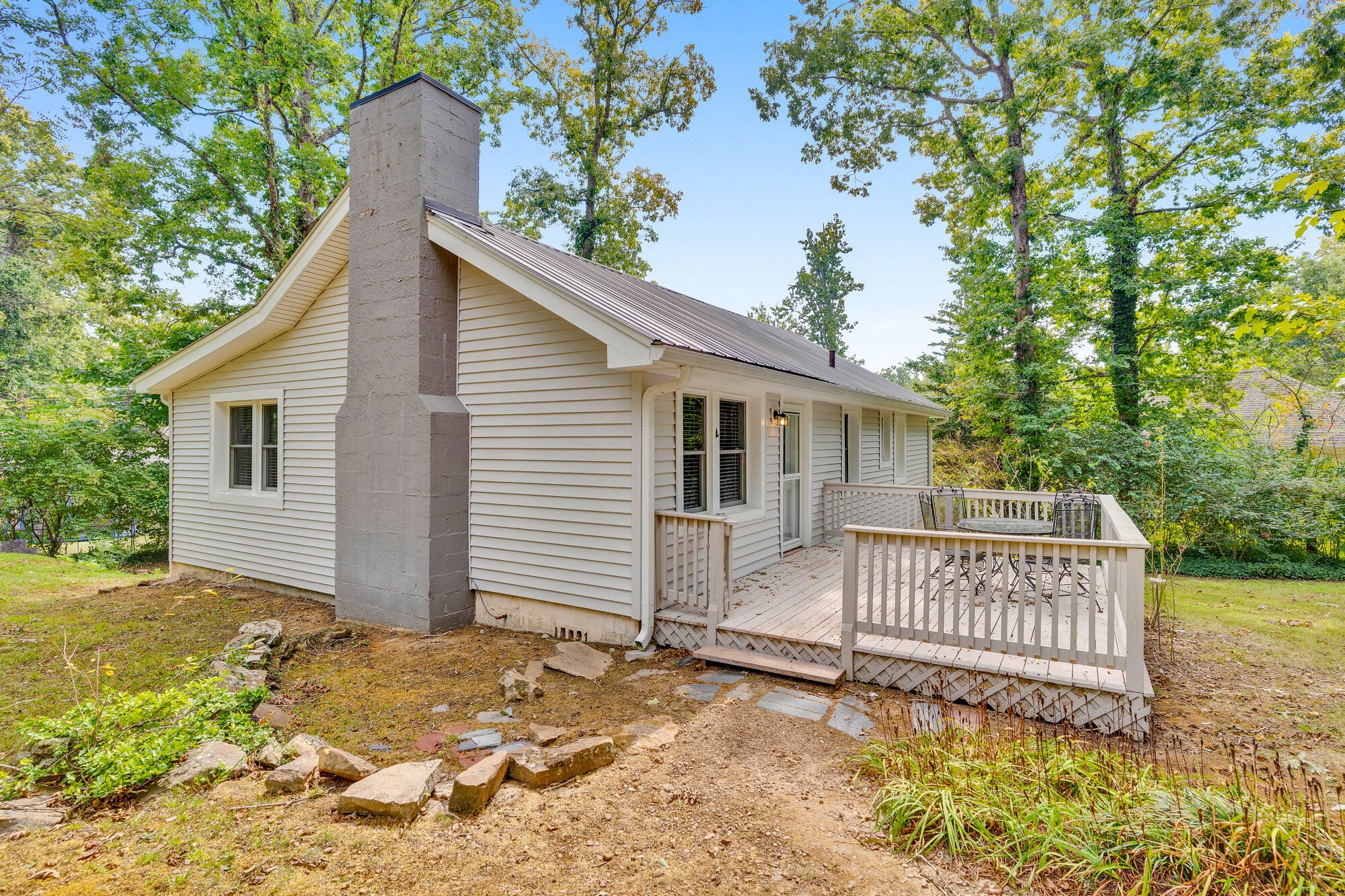 1502 Albion Drive Property Photo 2