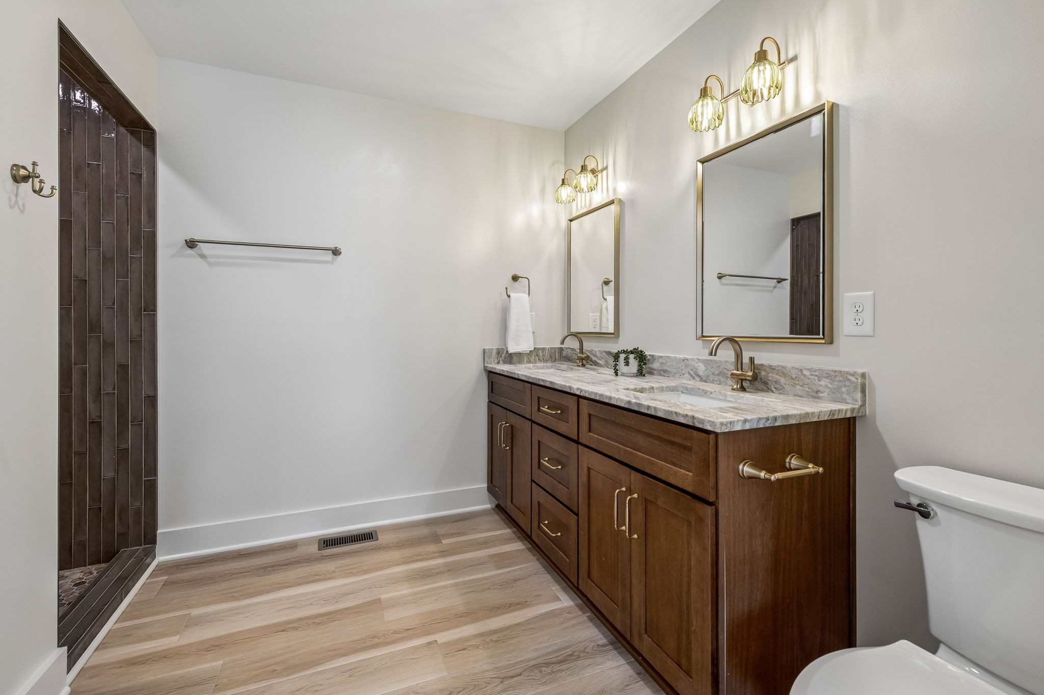 165 Main St, E Property Photo 23