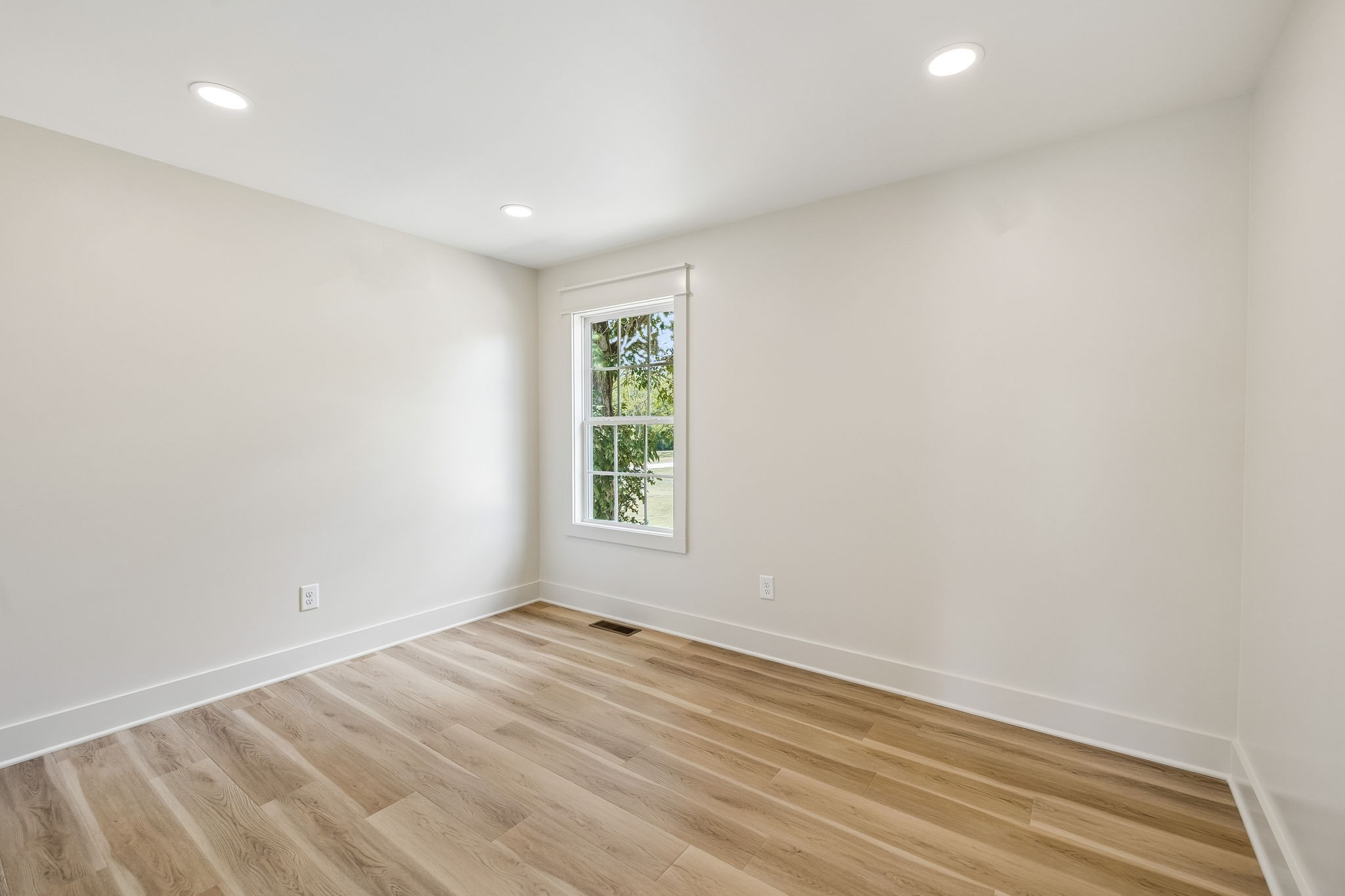 165 Main St, E Property Photo 32
