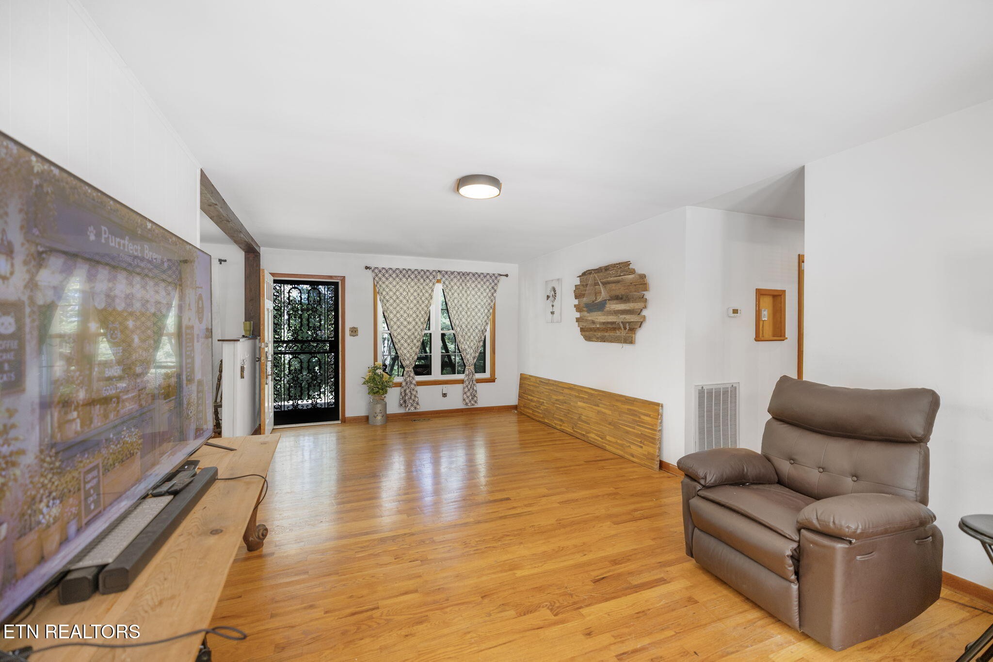 1813 Oak Grove Rd Property Photo 2