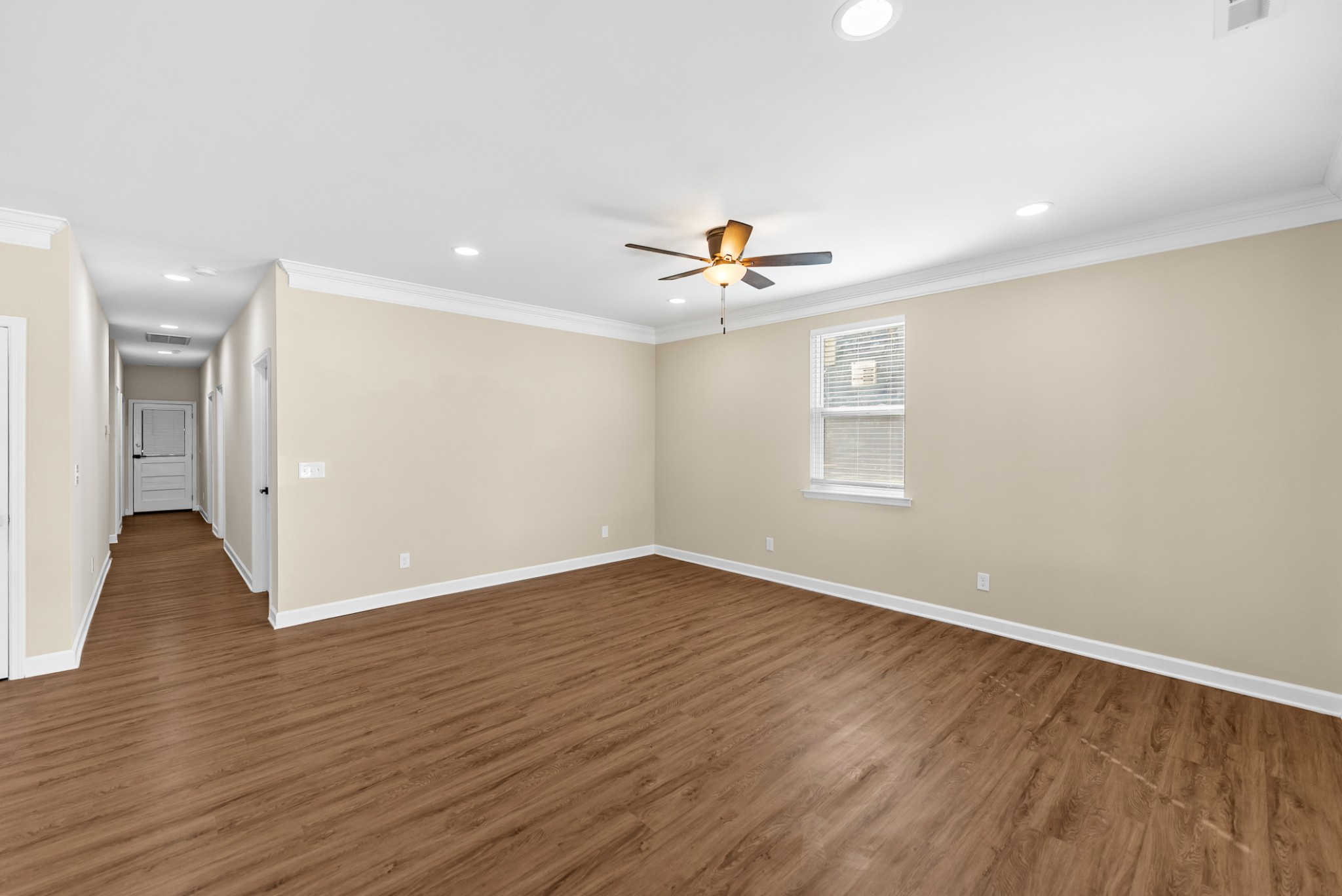 556 E Vine St Property Photo 5