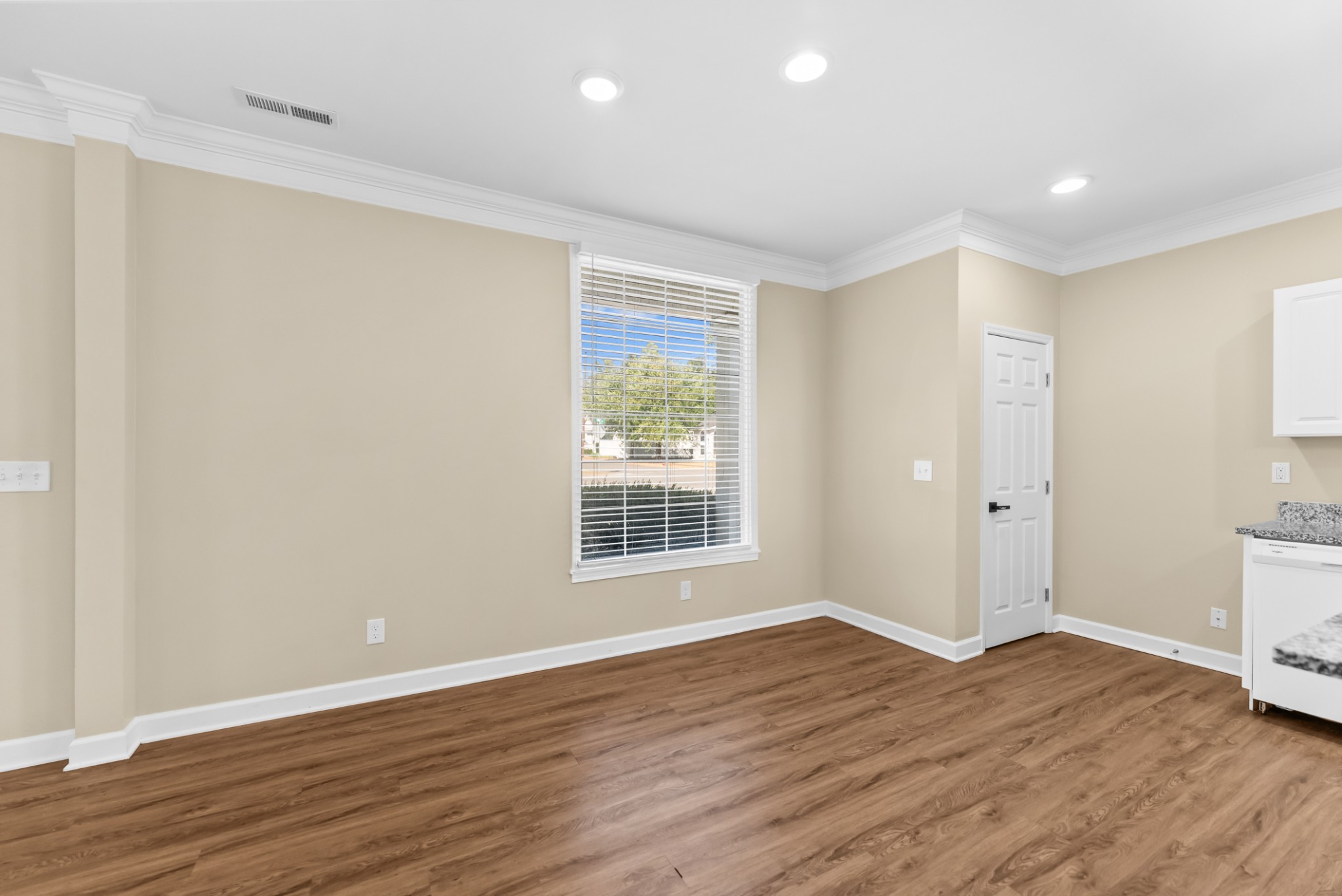 556 E Vine St Property Photo 11