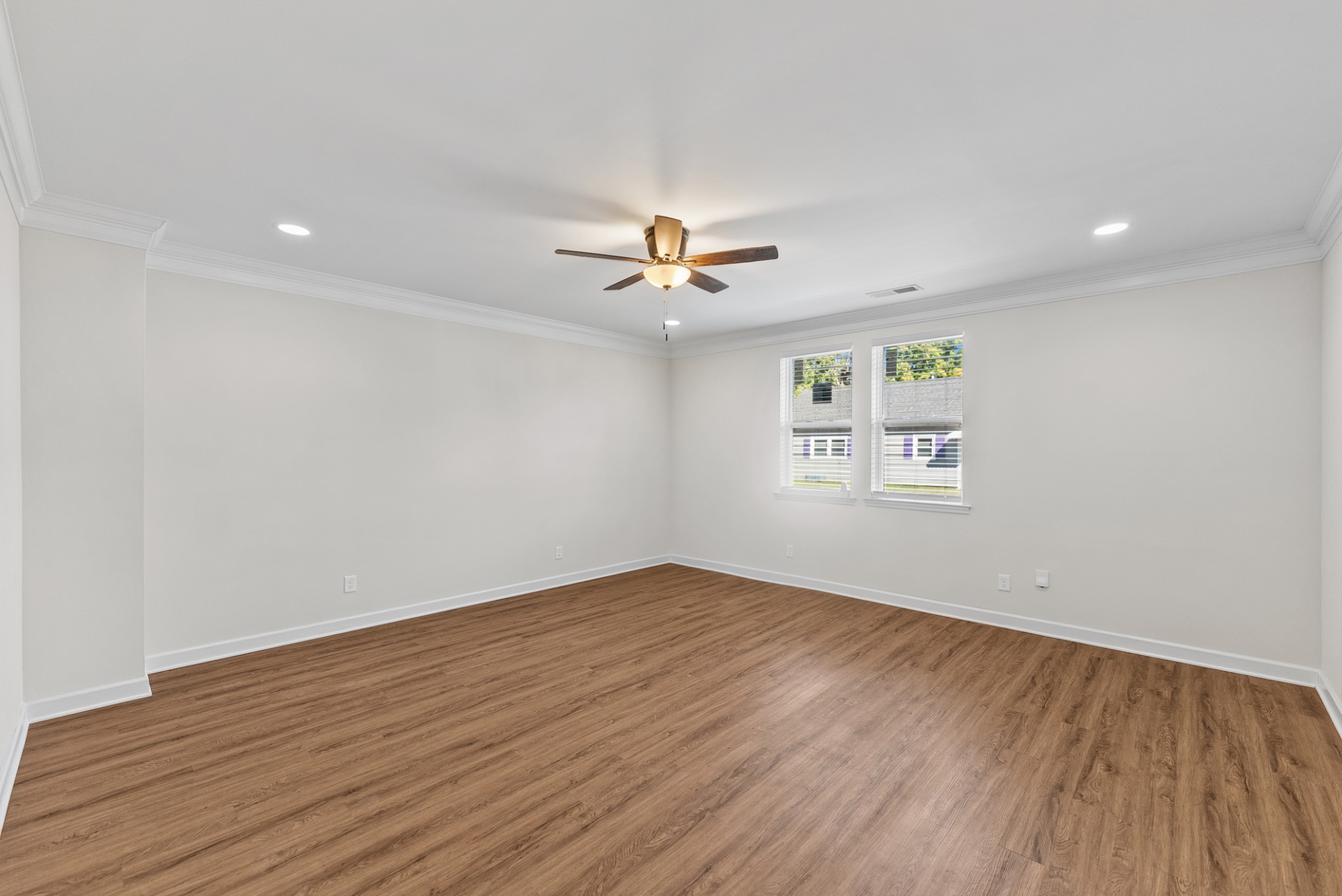 556 E Vine St Property Photo 12