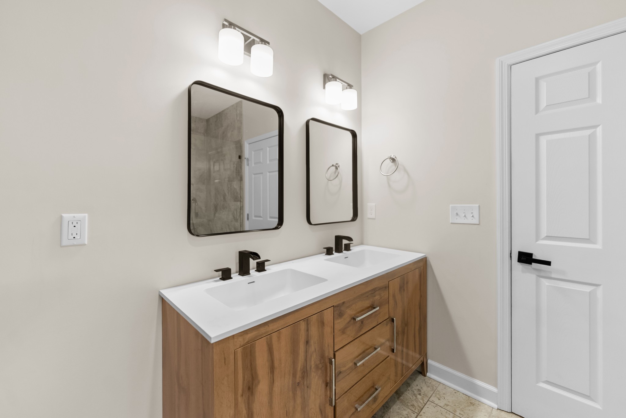 556 E Vine St Property Photo 15