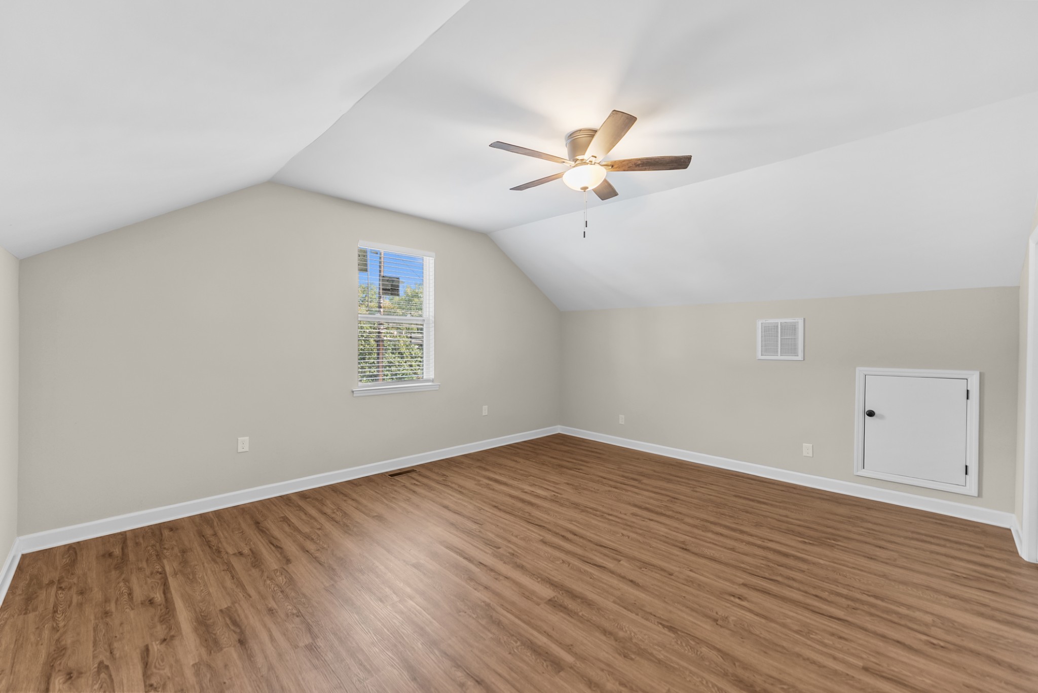 556 E Vine St Property Photo 25