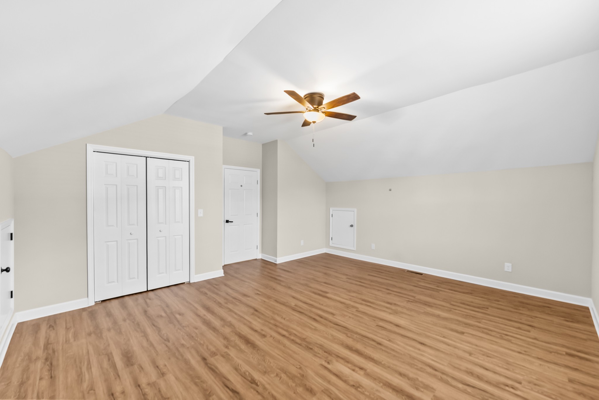 556 E Vine St Property Photo 26
