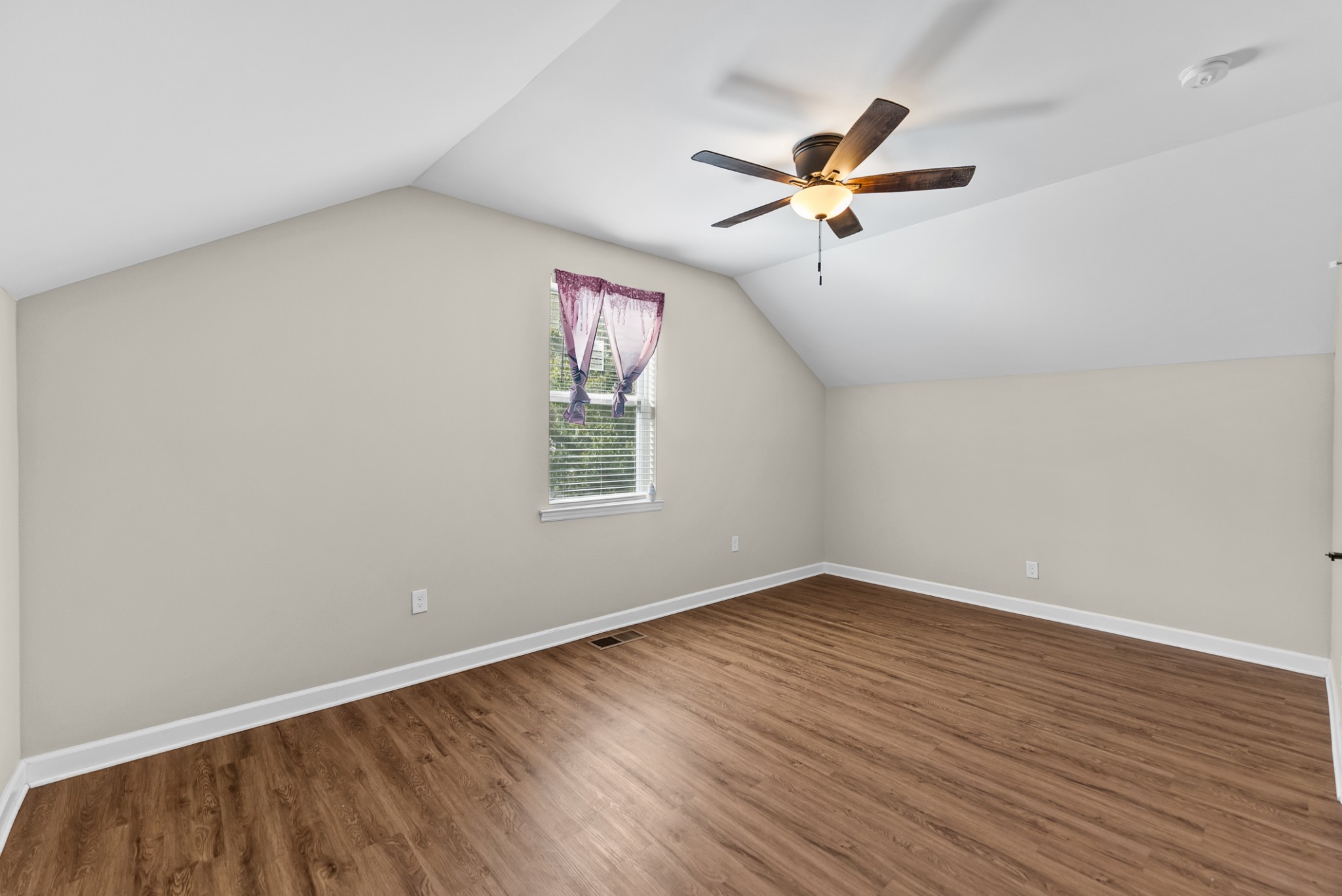 556 E Vine St Property Photo 29