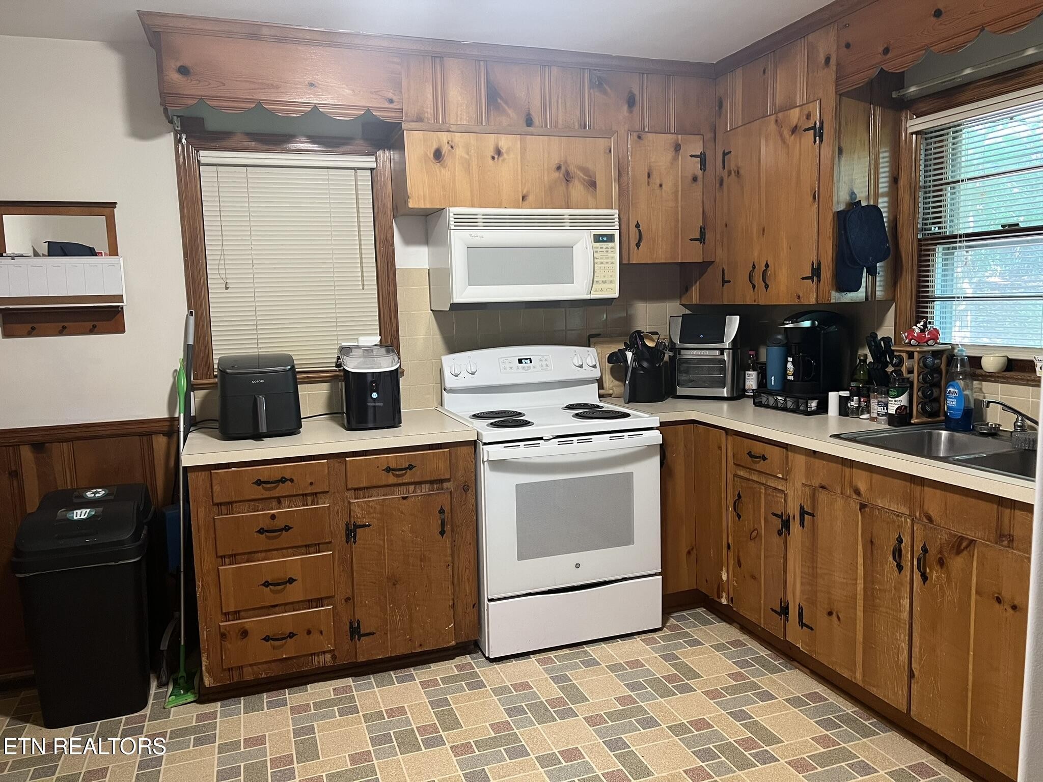 504 Hayworth Drive Property Photo 6