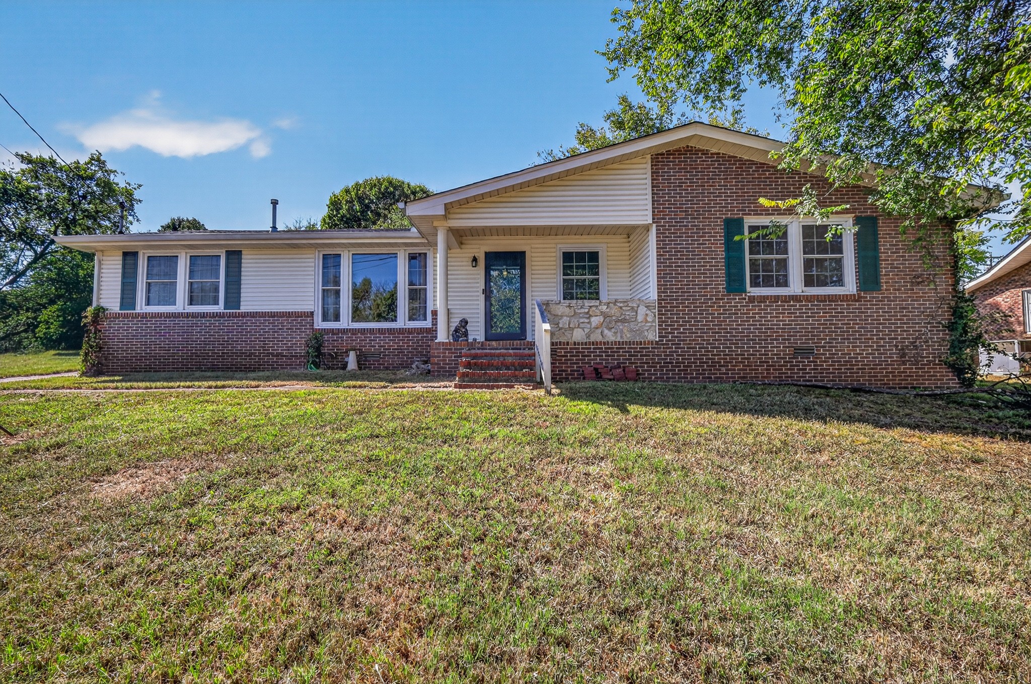 2821 Creekview Dr Property Photo 2