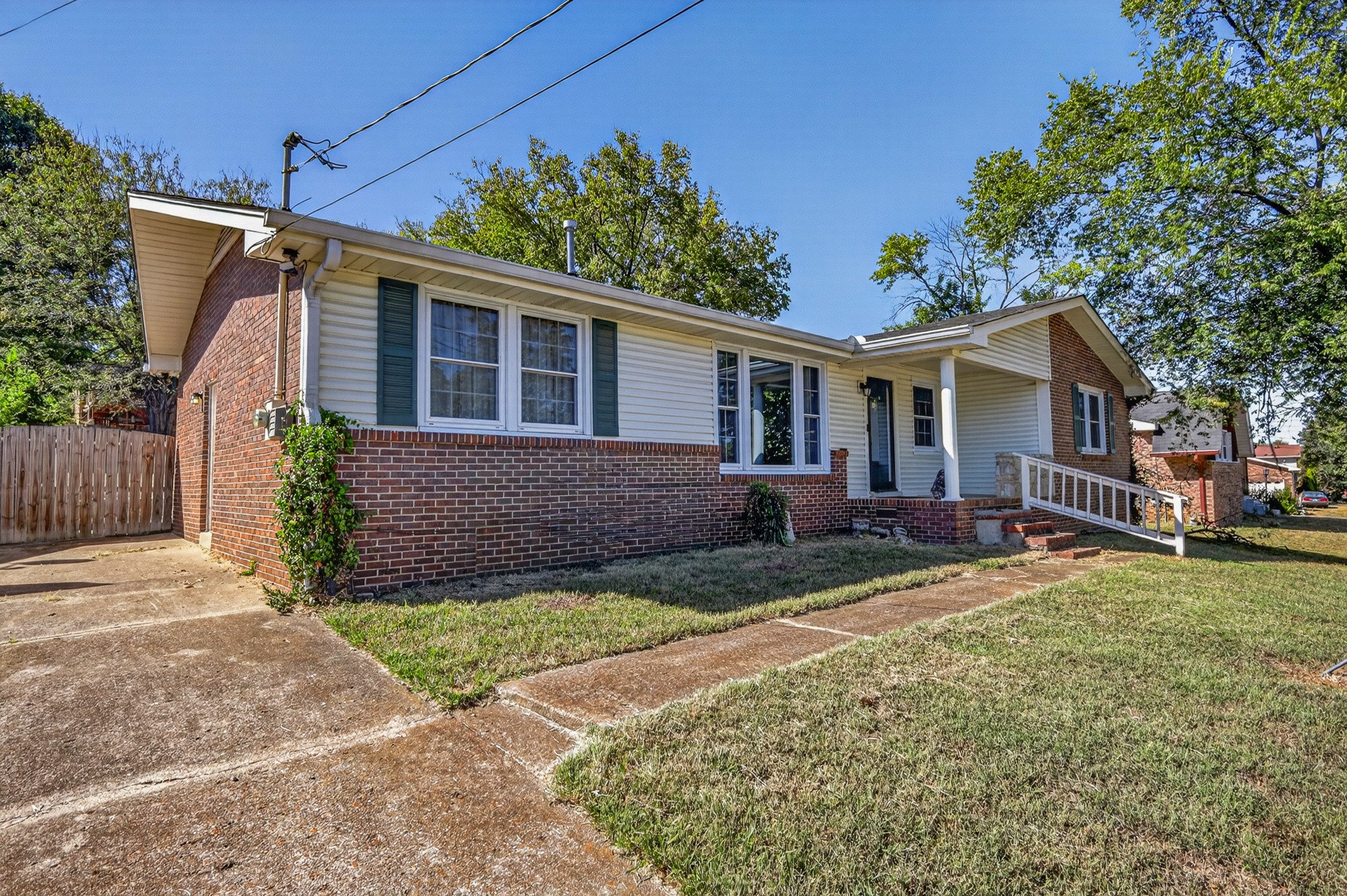 2821 Creekview Dr Property Photo 3