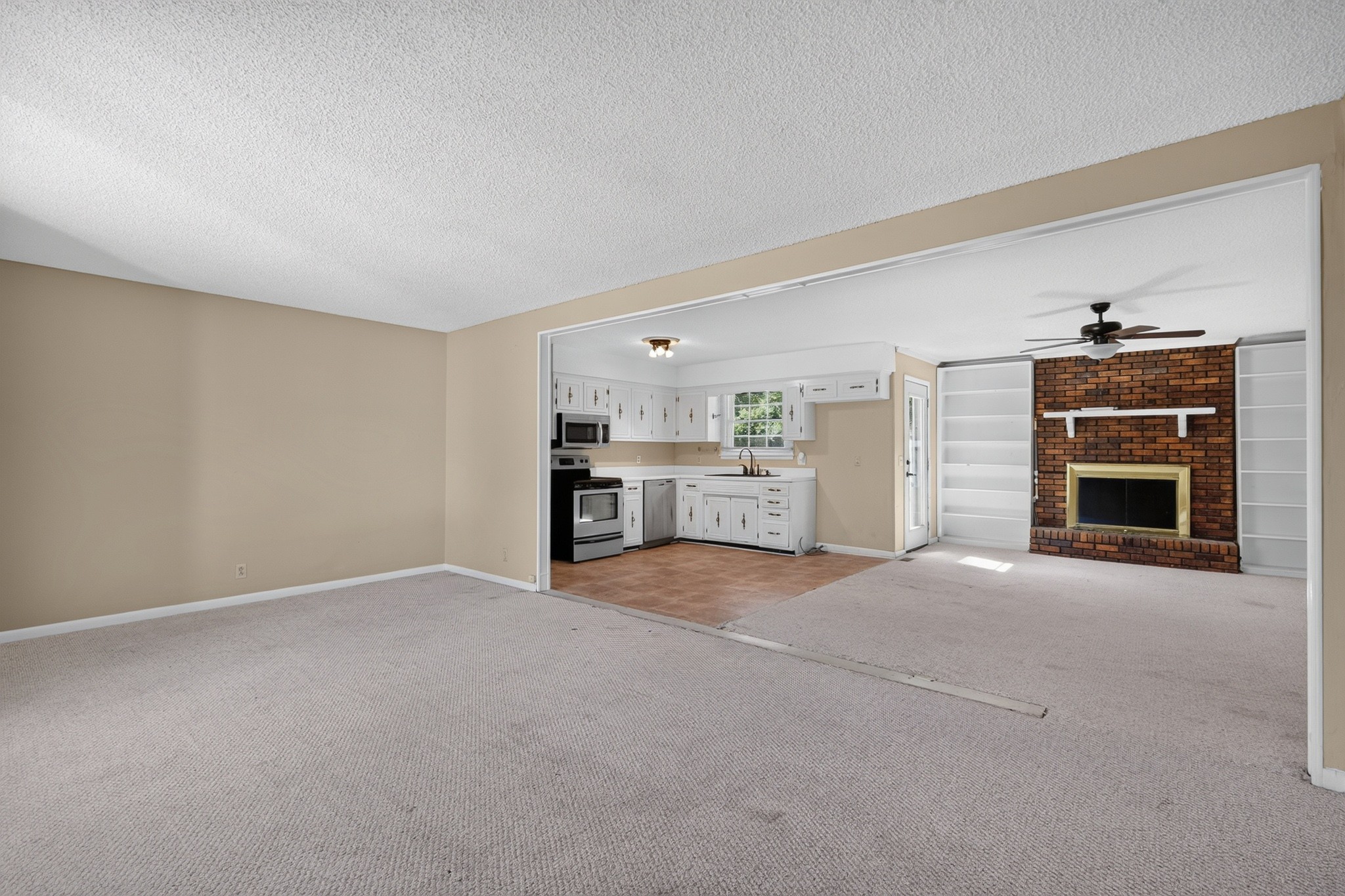 2821 Creekview Dr Property Photo 4