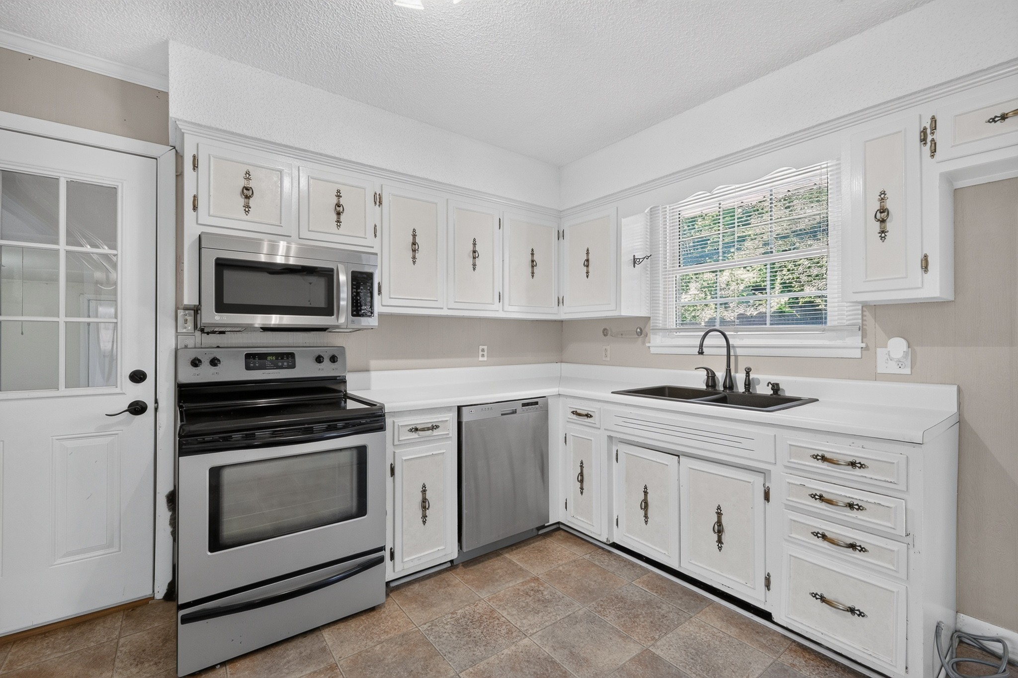 2821 Creekview Dr Property Photo 8