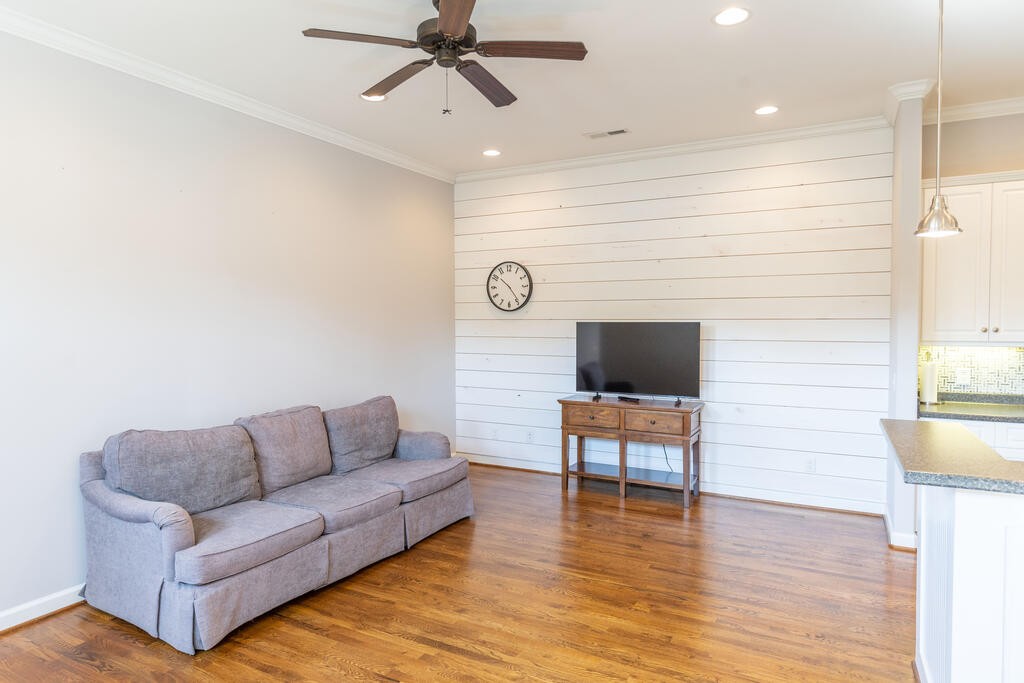 193 Saint James, W Property Photo 3