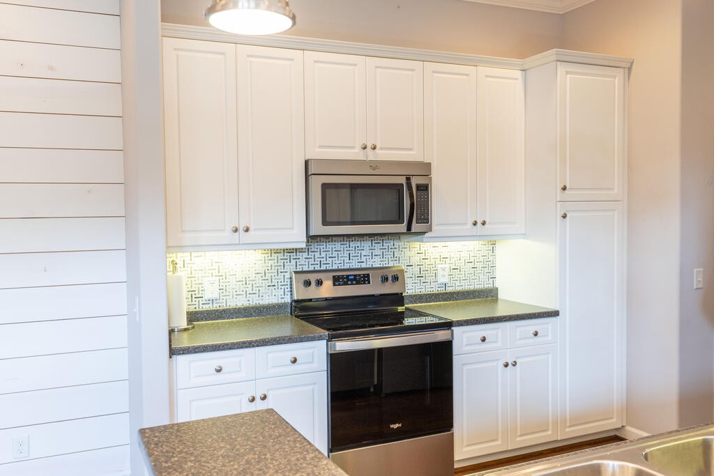 193 Saint James, W Property Photo 4