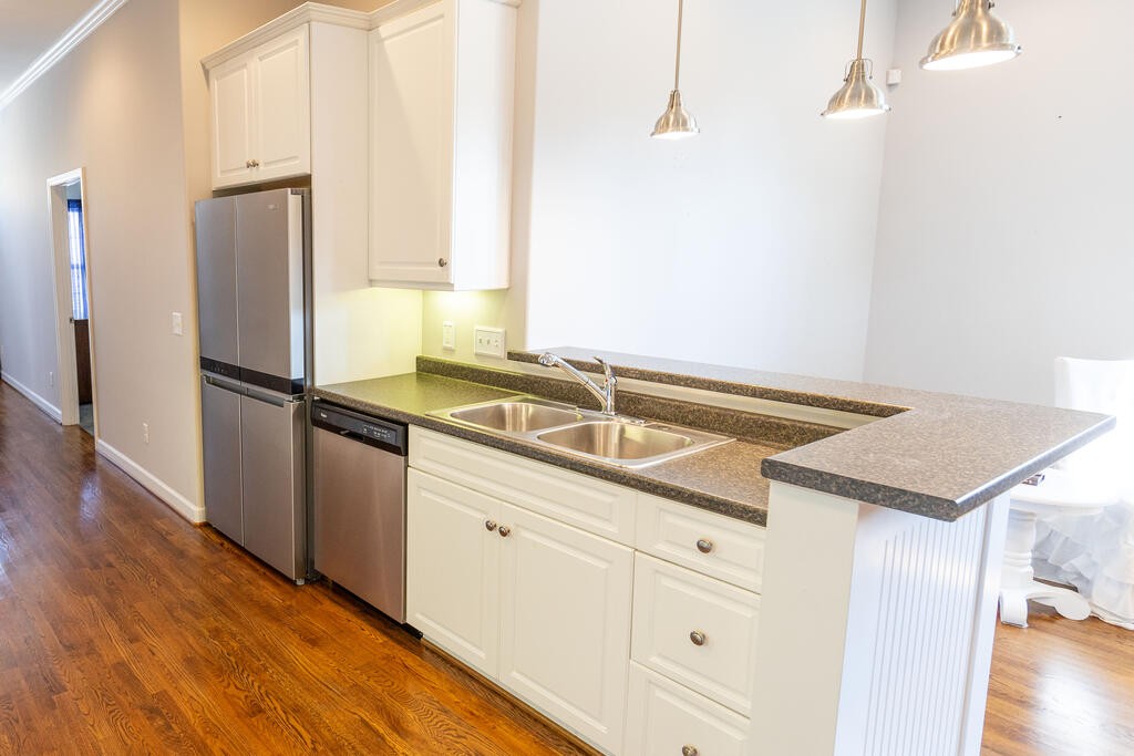 193 Saint James, W Property Photo 6