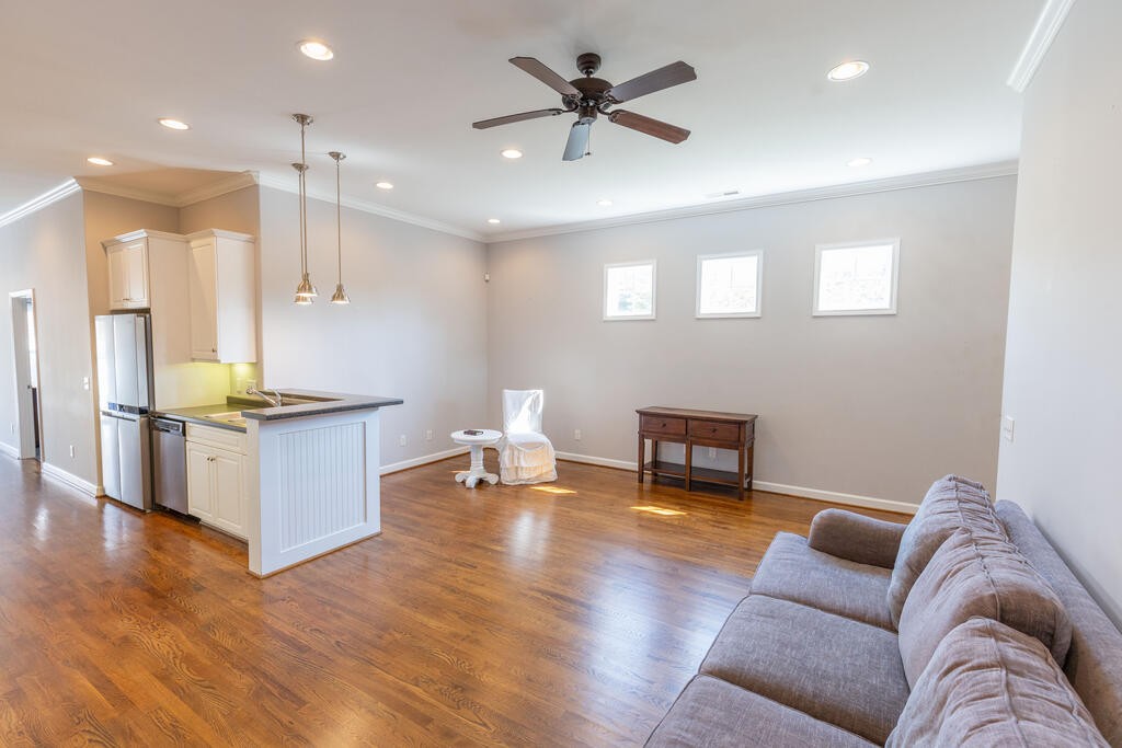 193 Saint James, W Property Photo 7